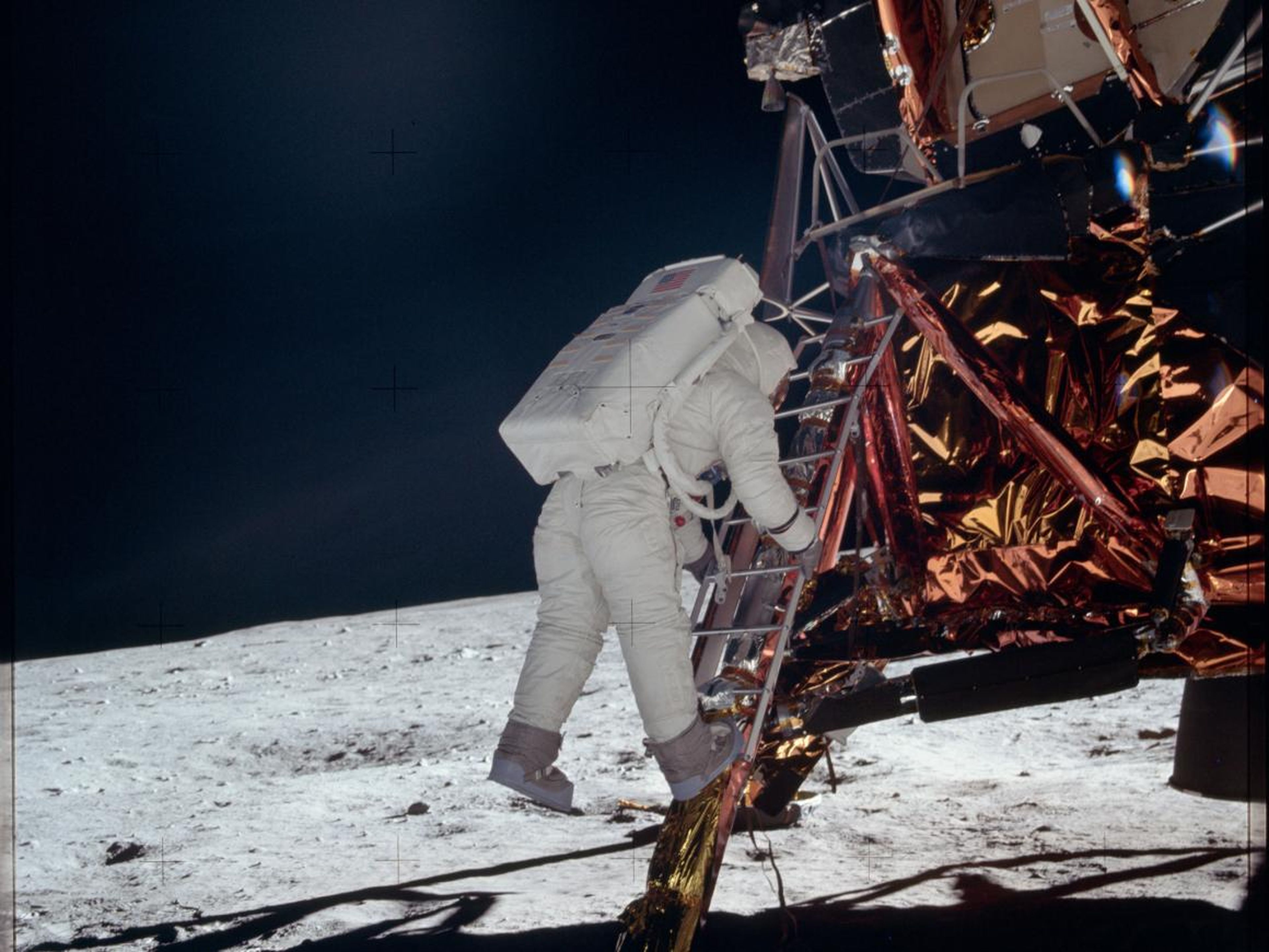 Los humanos llegaron a la luna por primera vez durante la misión Apolo 11 de la NASA. Una novela de 1865 de Julio Verne describió el intento de tres estadounidenses de aterrizar en la luna.