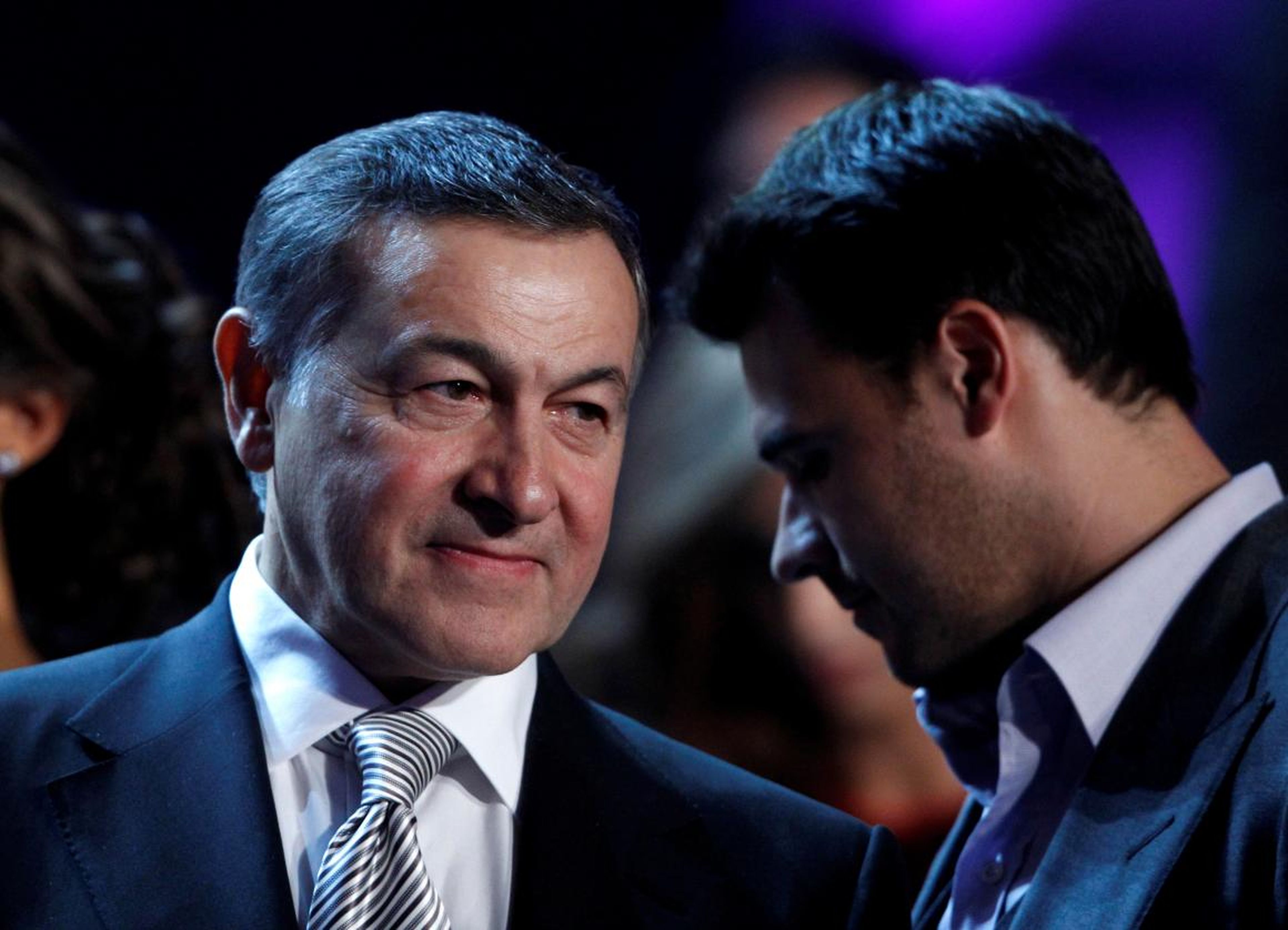 El inversor de bienes raíces ruso Aras Agalarov (L) conversa con su hijo, el cantante Emin Agalarov.