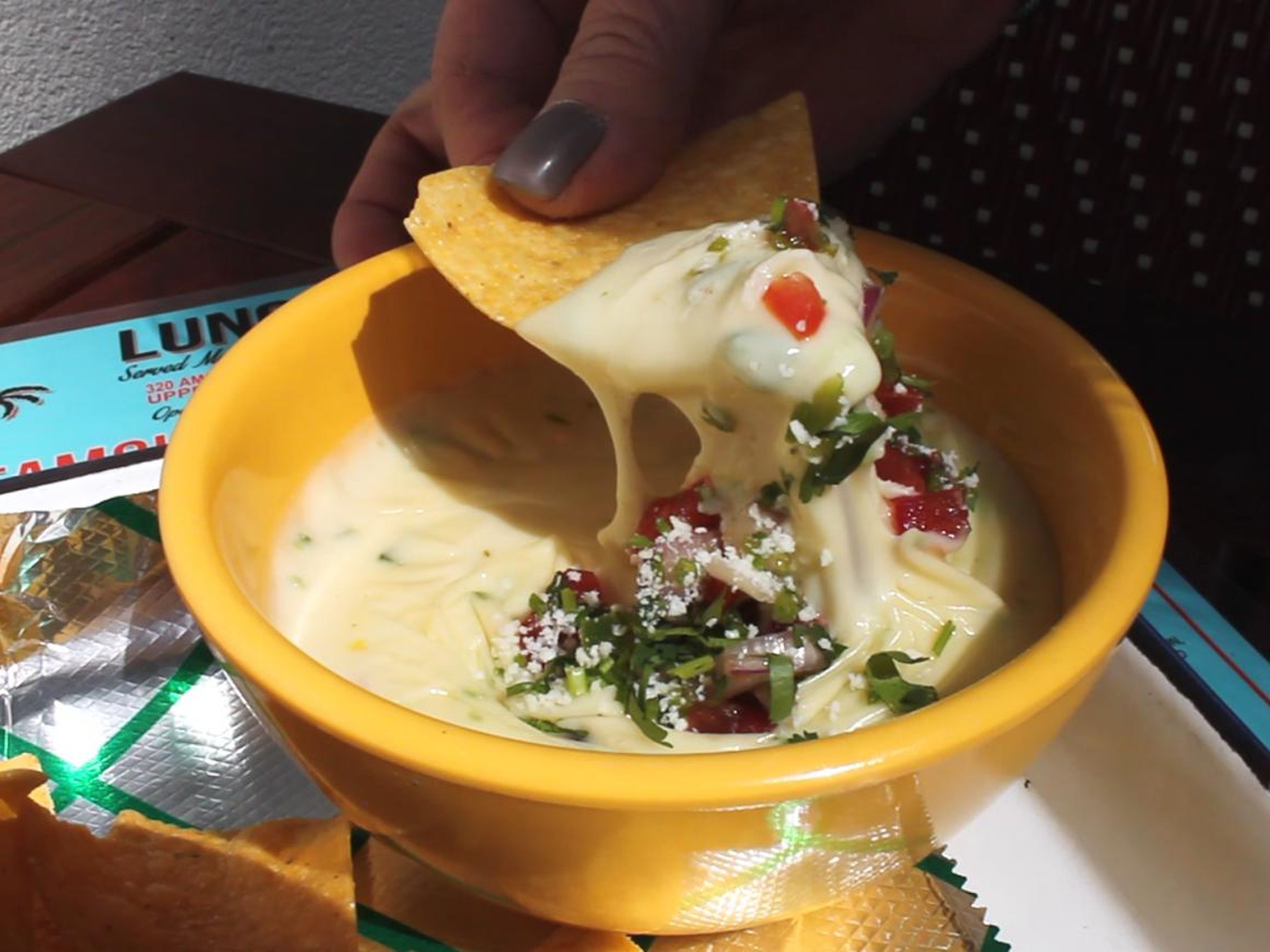Los nachos con queso son un parte importante de la cocina Tex-Mex.