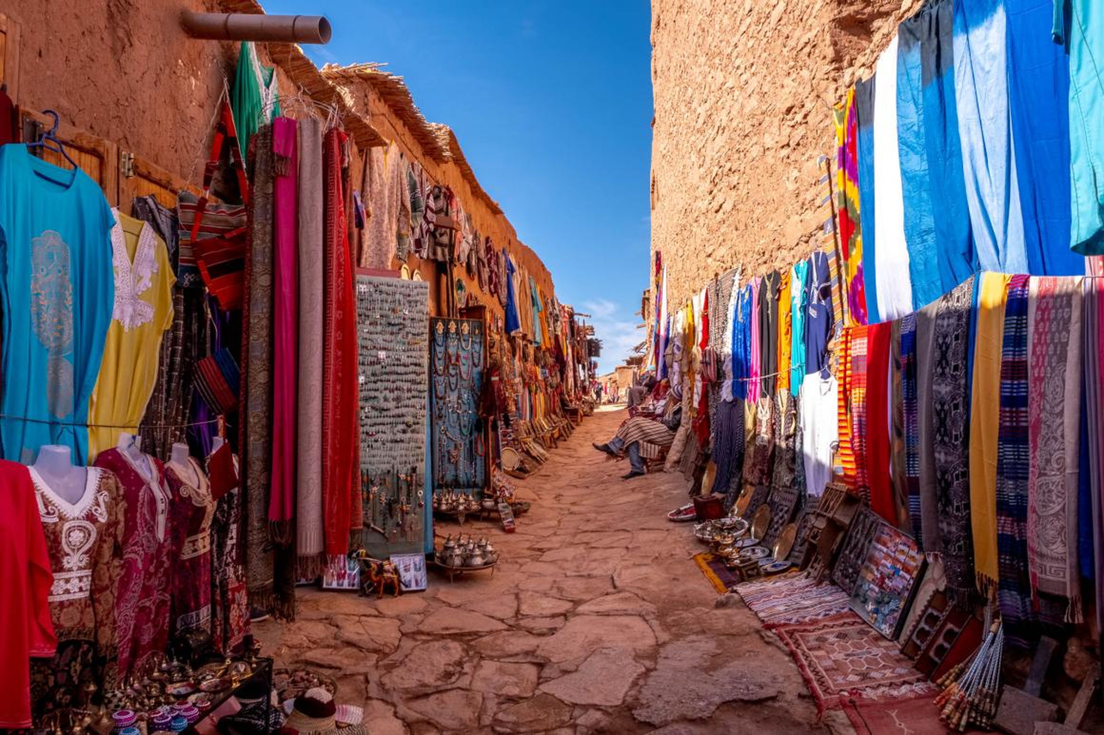 [RE] Los lugareños han establecido un pequeño mercado que vende bufandas hechas a mano, joyas y chilabas, o batas bereberes tradicionales.