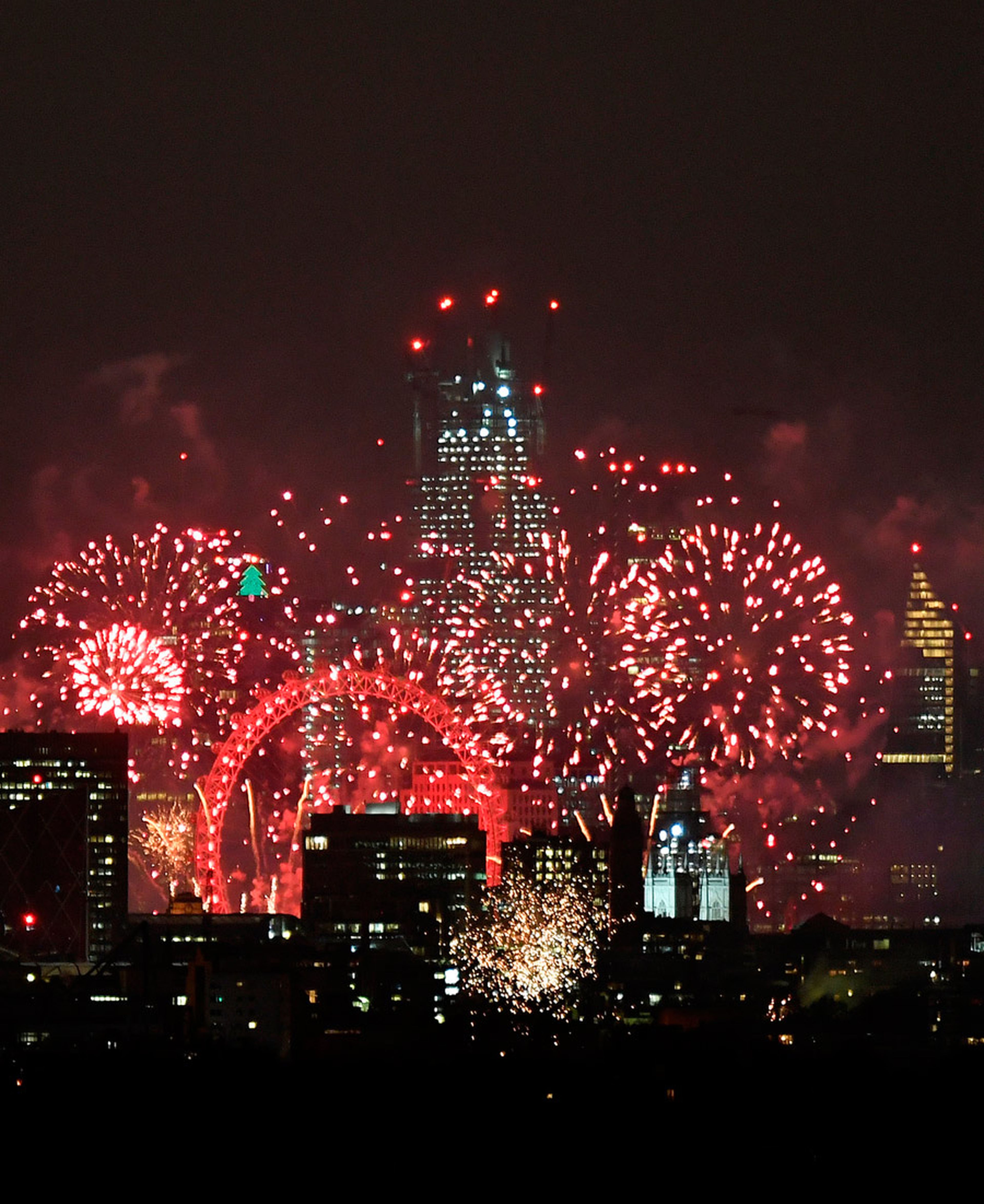 Los fuegos artificiales iluminan el cielo alrededor de la noria del London Eye para dar la bienvenida al Año Nuevo en Londres, Reino Unido, el 1 de enero de 2019.