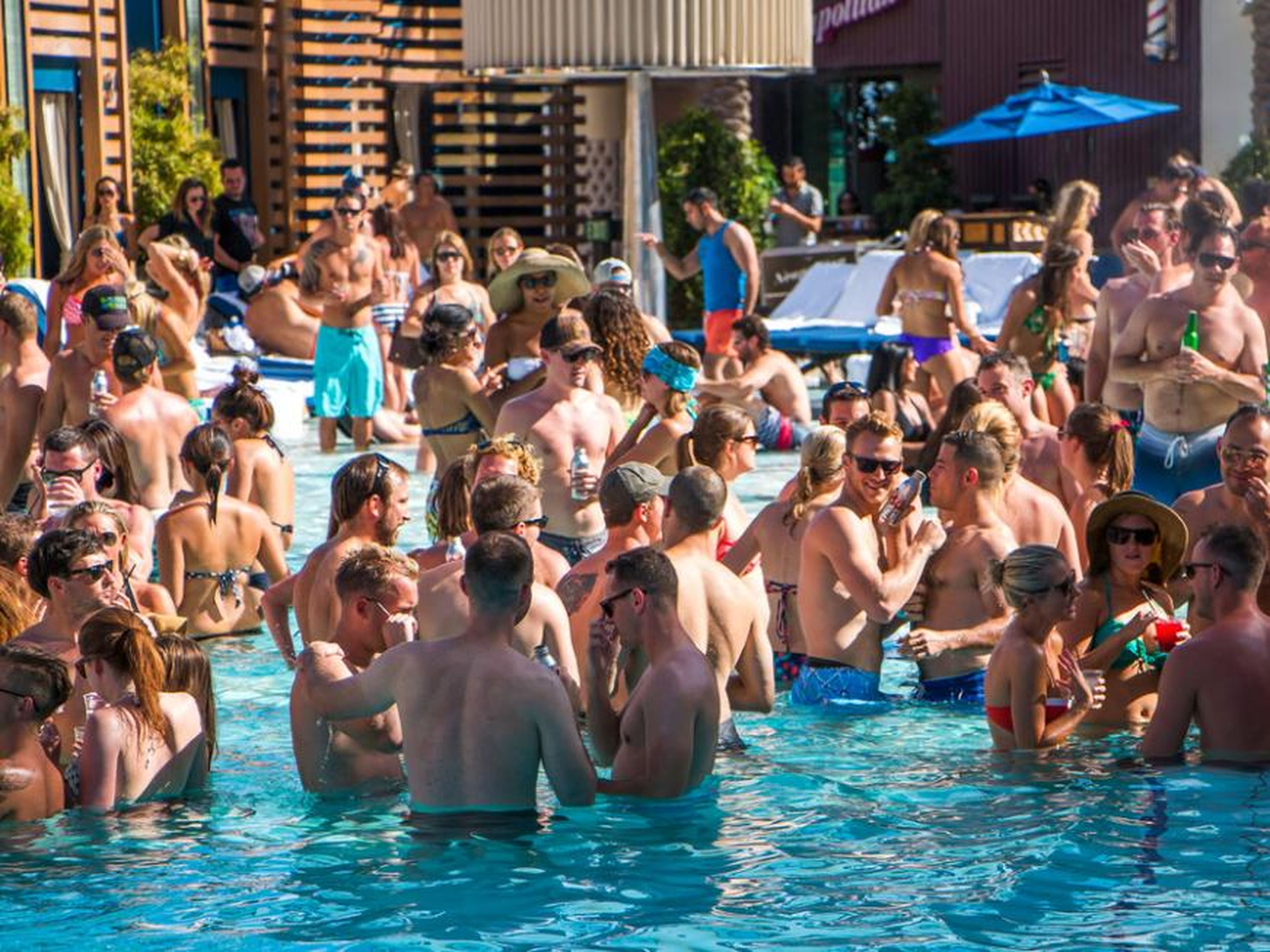 Una piscina abarrotada en un hotel de Las Vegas.