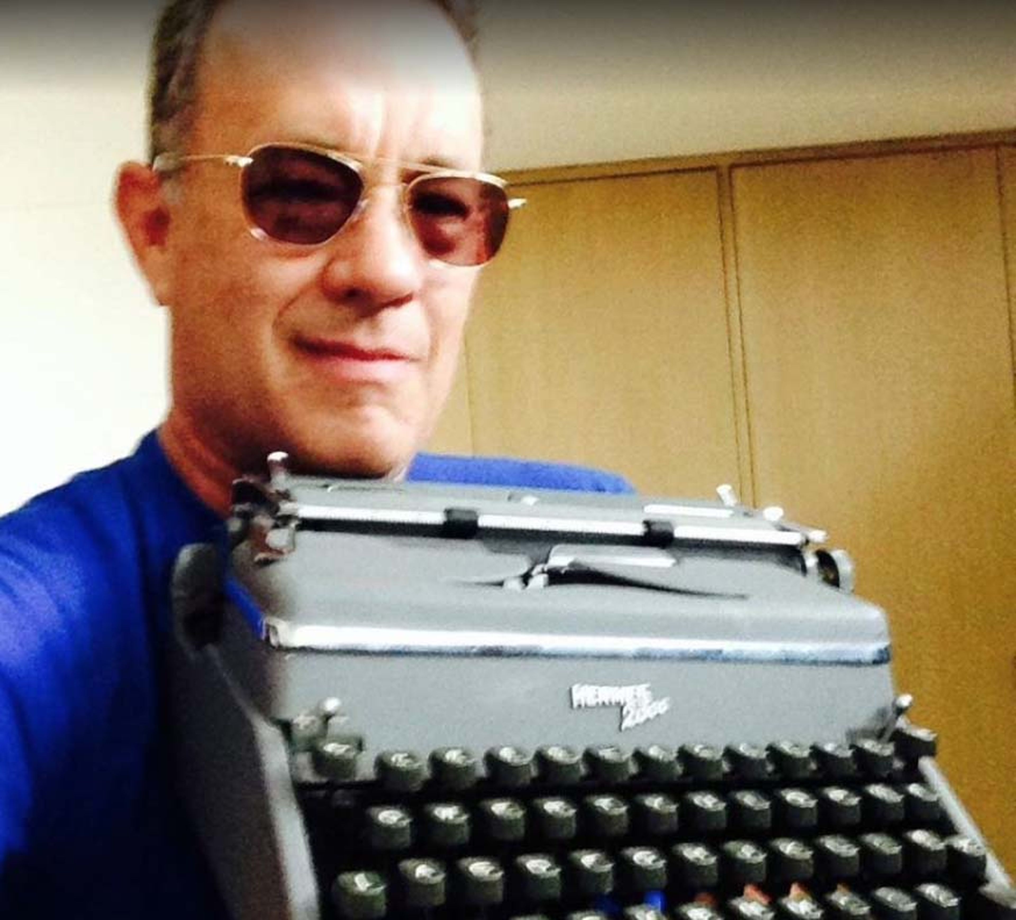 Tom Hanks con una máquina de escribir antigua