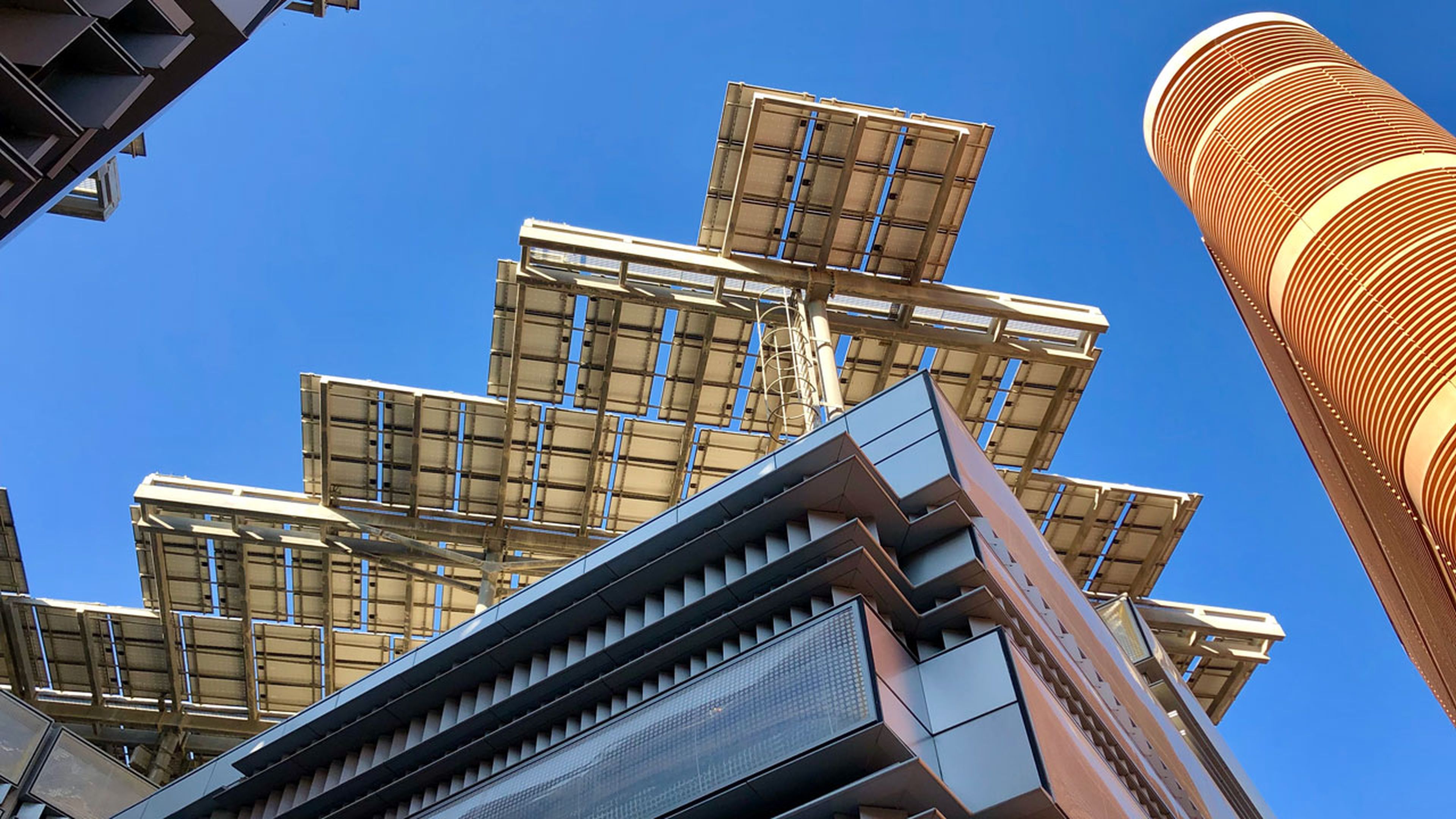 Paneles solares en el tejado de los edificios de Masdar City.