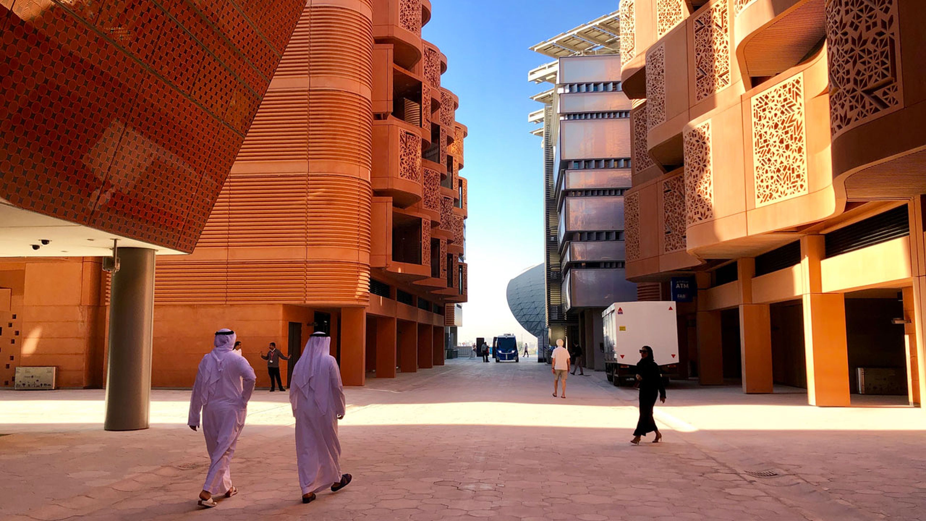 Edificios que combinan modernas técnicas de construcción con arquitectura tradicional árabe.