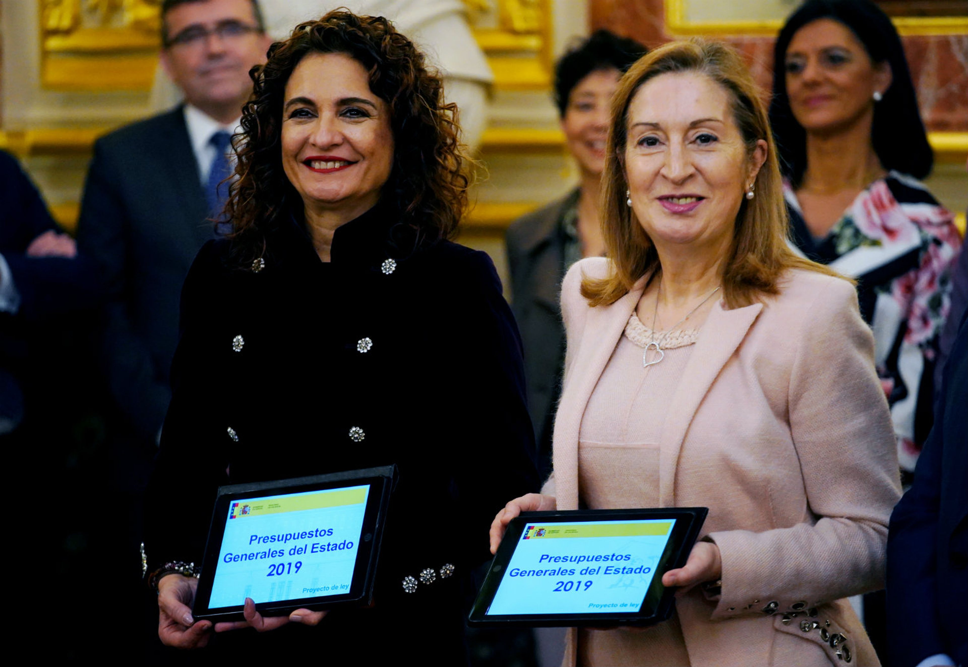 La ministra de Hacienda, María José Montero, y la presidenta del Congreso, Ana Pastor.
