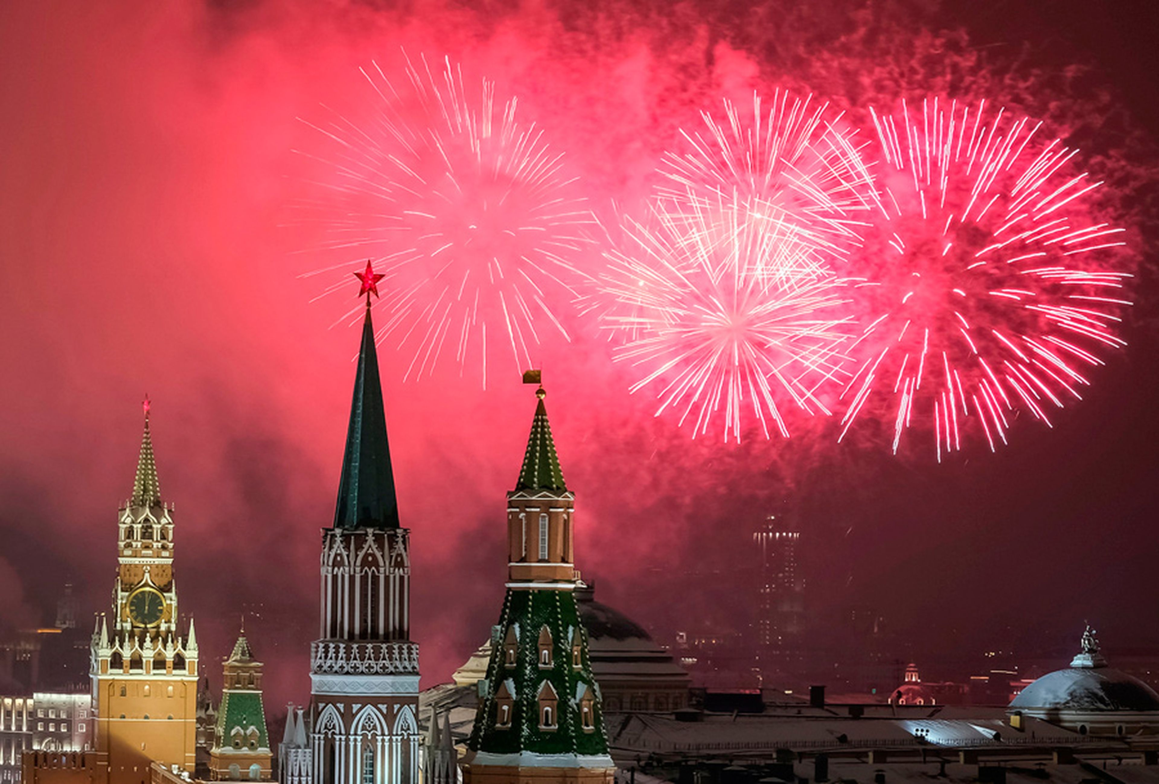Fuegos artificiales sobre el Kremlin durante las celebraciones de Año Nuevo en Moscú, Rusia el 1 de enero de 2019.