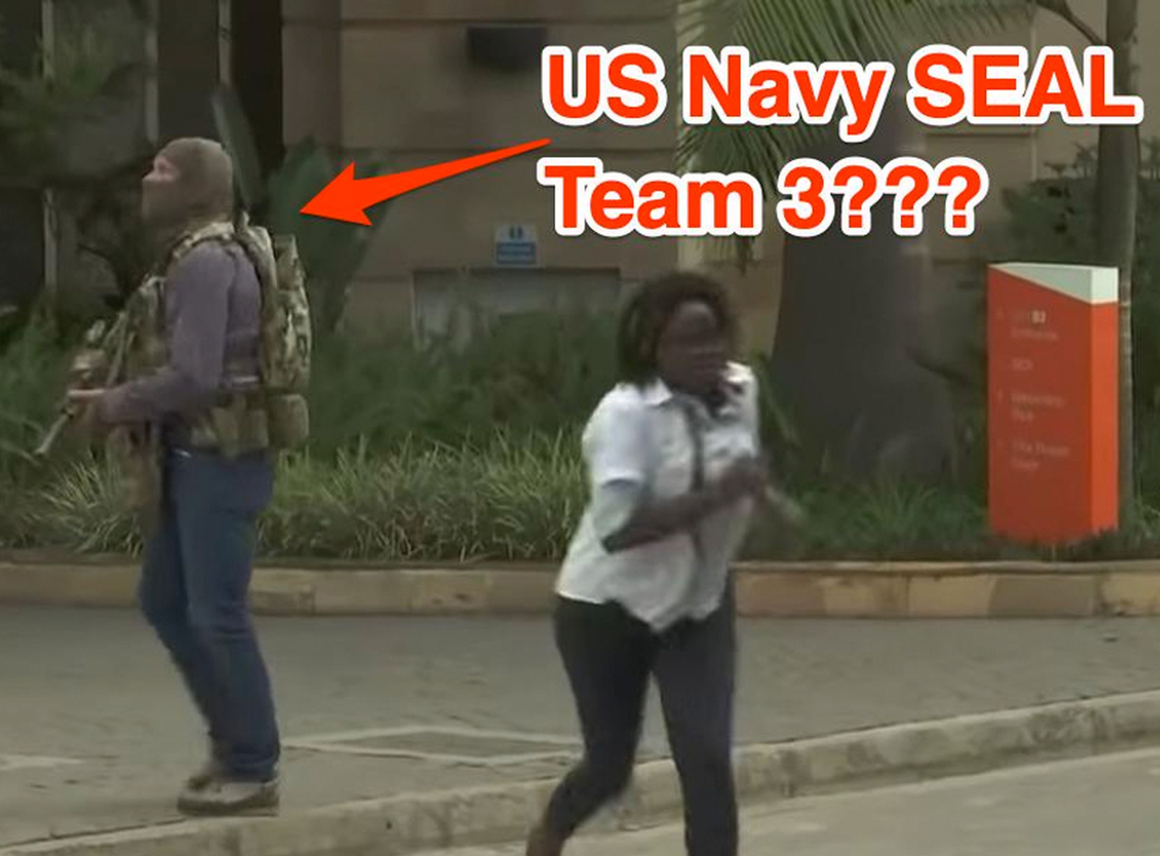 El presunto Navy SEAL, rescatando a civiles tras el atentado de Nairobi.