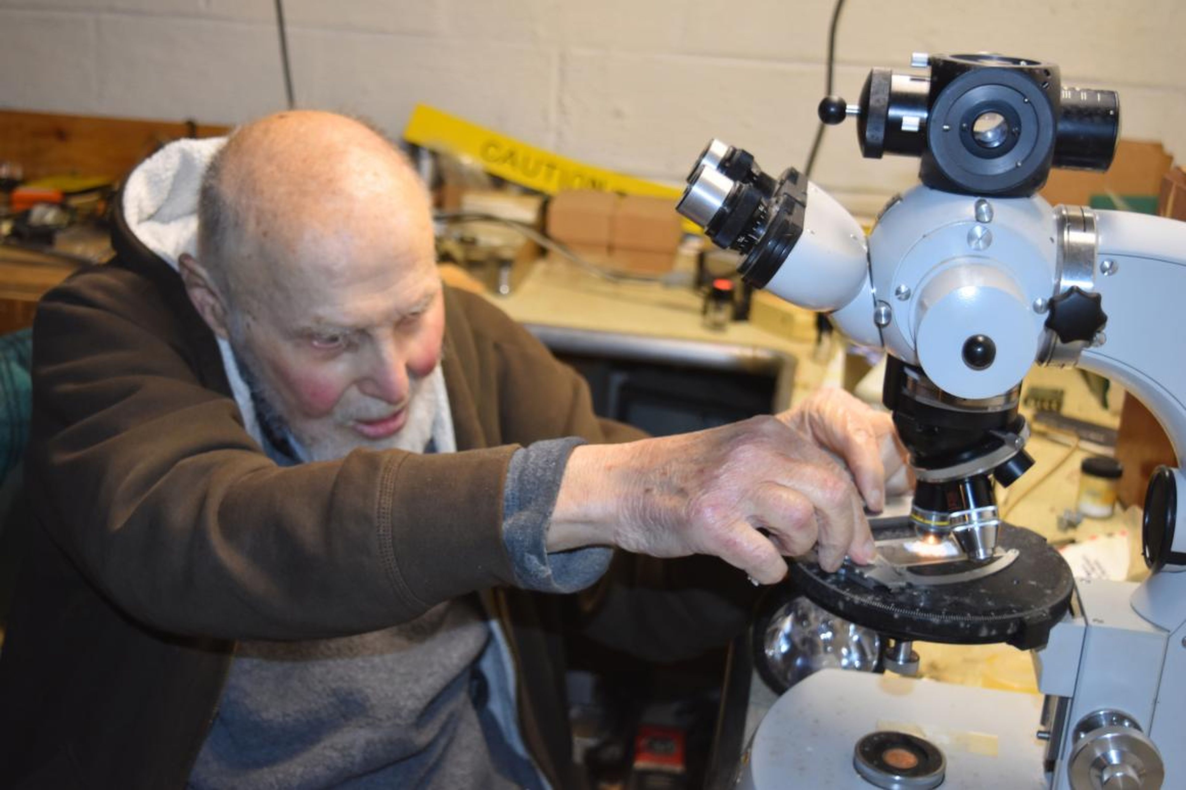 El Premio Nobel Arthur Ashkin con uno de los microscopios que utilizaba como investigador en el Bell Labs.