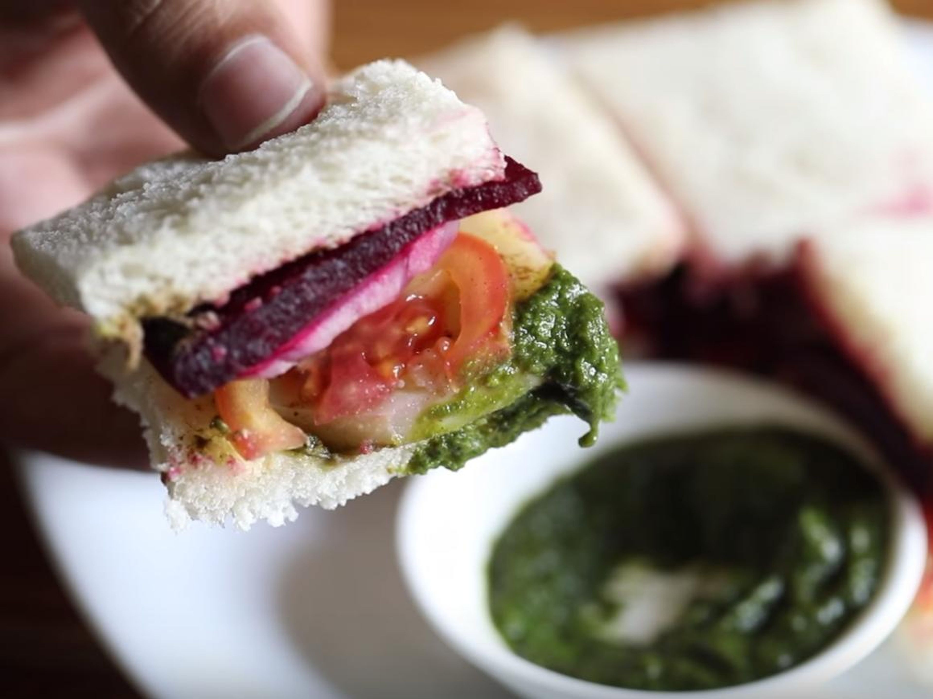 Puedes ver las distintas capas del sándwich de Bombay aquí.