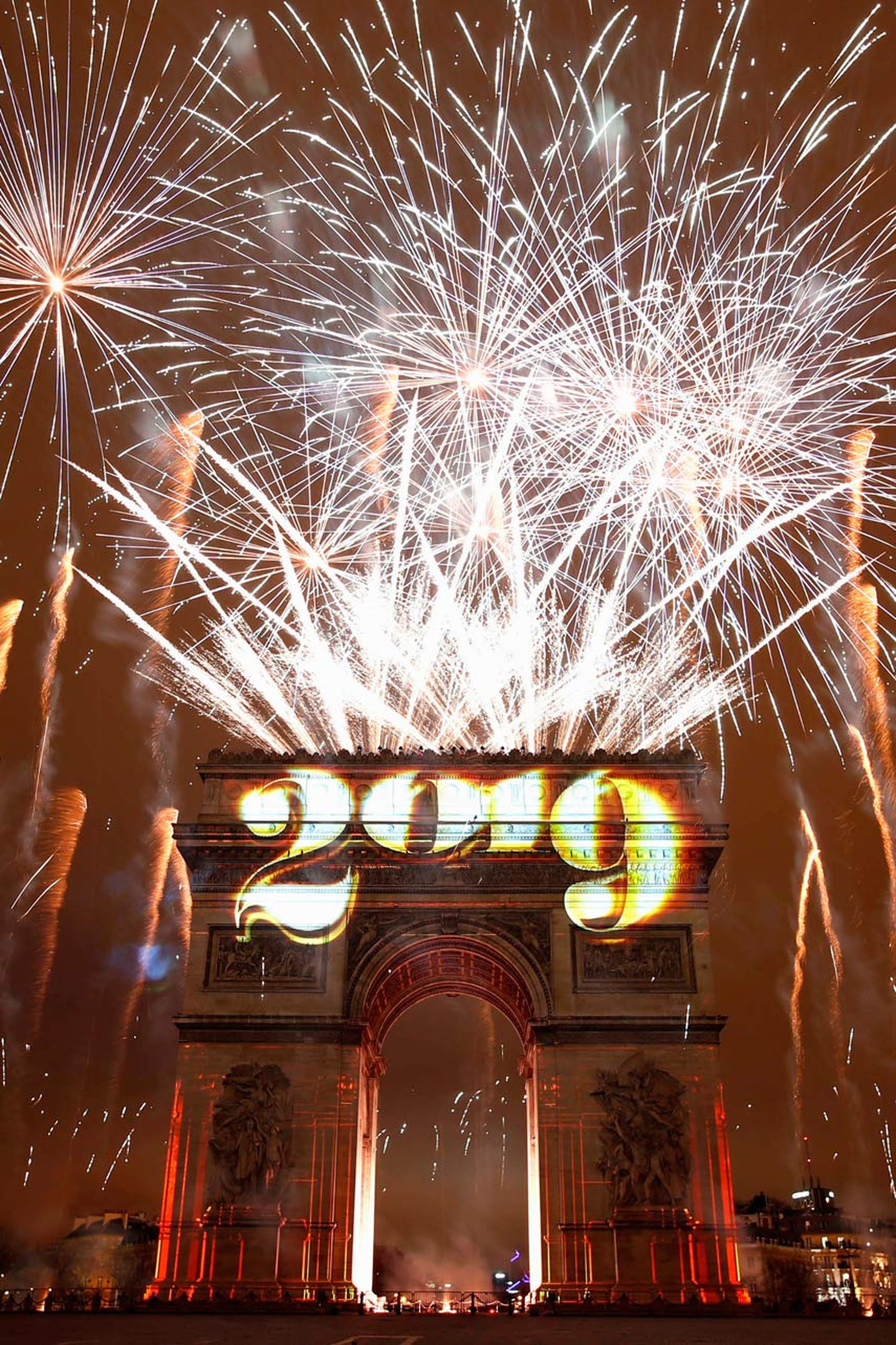 Fuegos artificiales sobre el Arco del Triunfo durante las celebraciones de Año Nuevo en París, Francia, el 1 de enero de 2019.