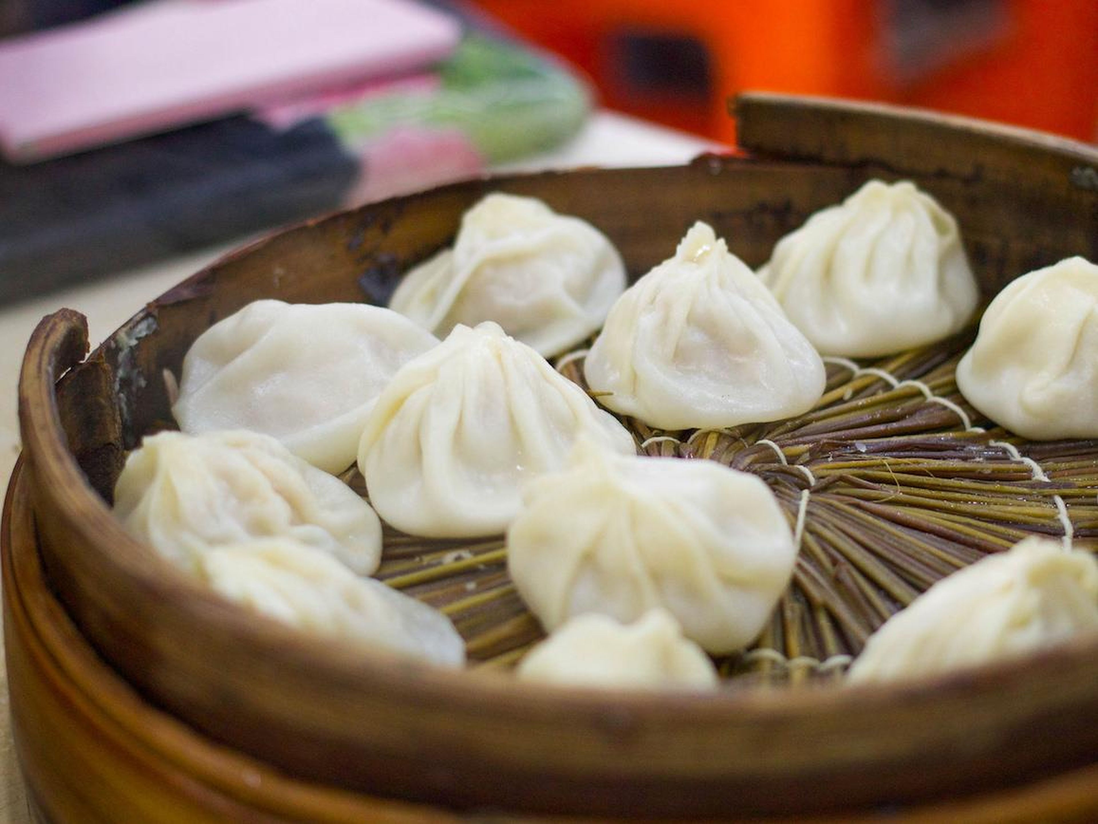 Puedes encontrar una variedad de empanadillas al vapor (dumplings) en diferentes menús de toda la ciudad.