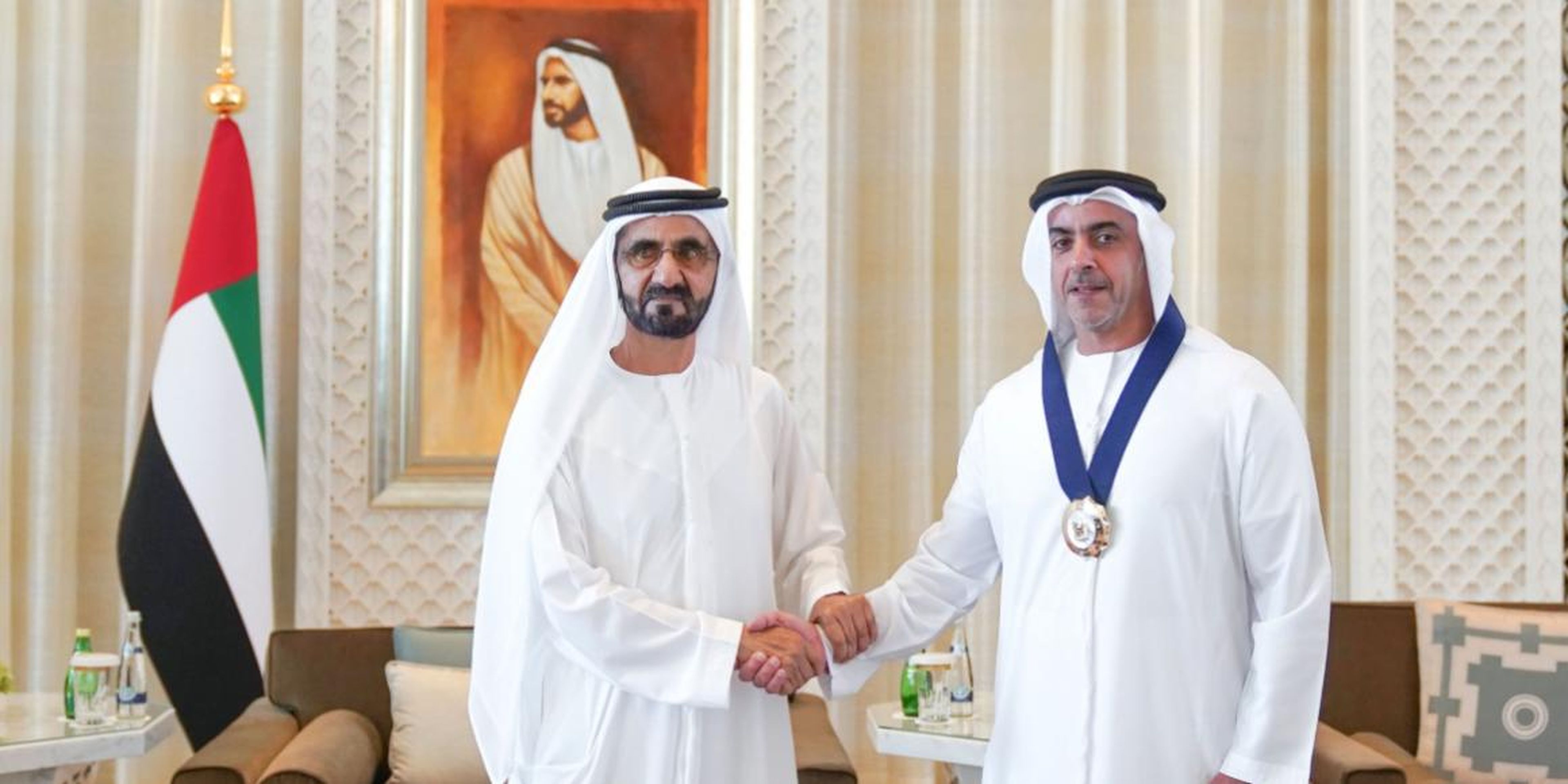 El emir con el teniente Sheikh Saif bin Zayed al-Nahyan.