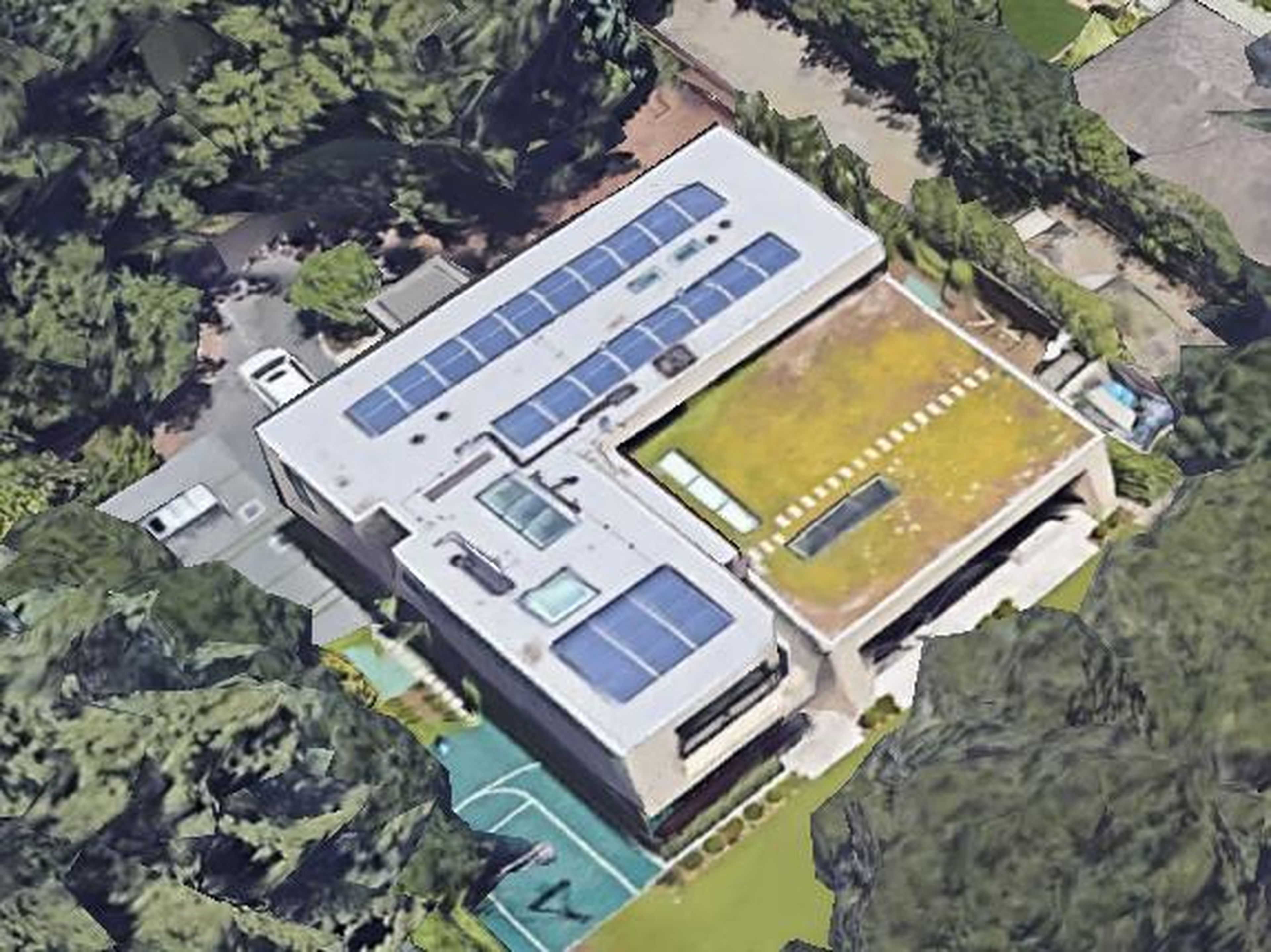 [RE] Sheryl Sandberg, directora de operaciones de Facebook, se mudó a esta moderna mansión de 855 metros cuadrados en Menlo Park, California, en 2013. Cuenta con un techo verde, paneles solares y un enorme sótano.