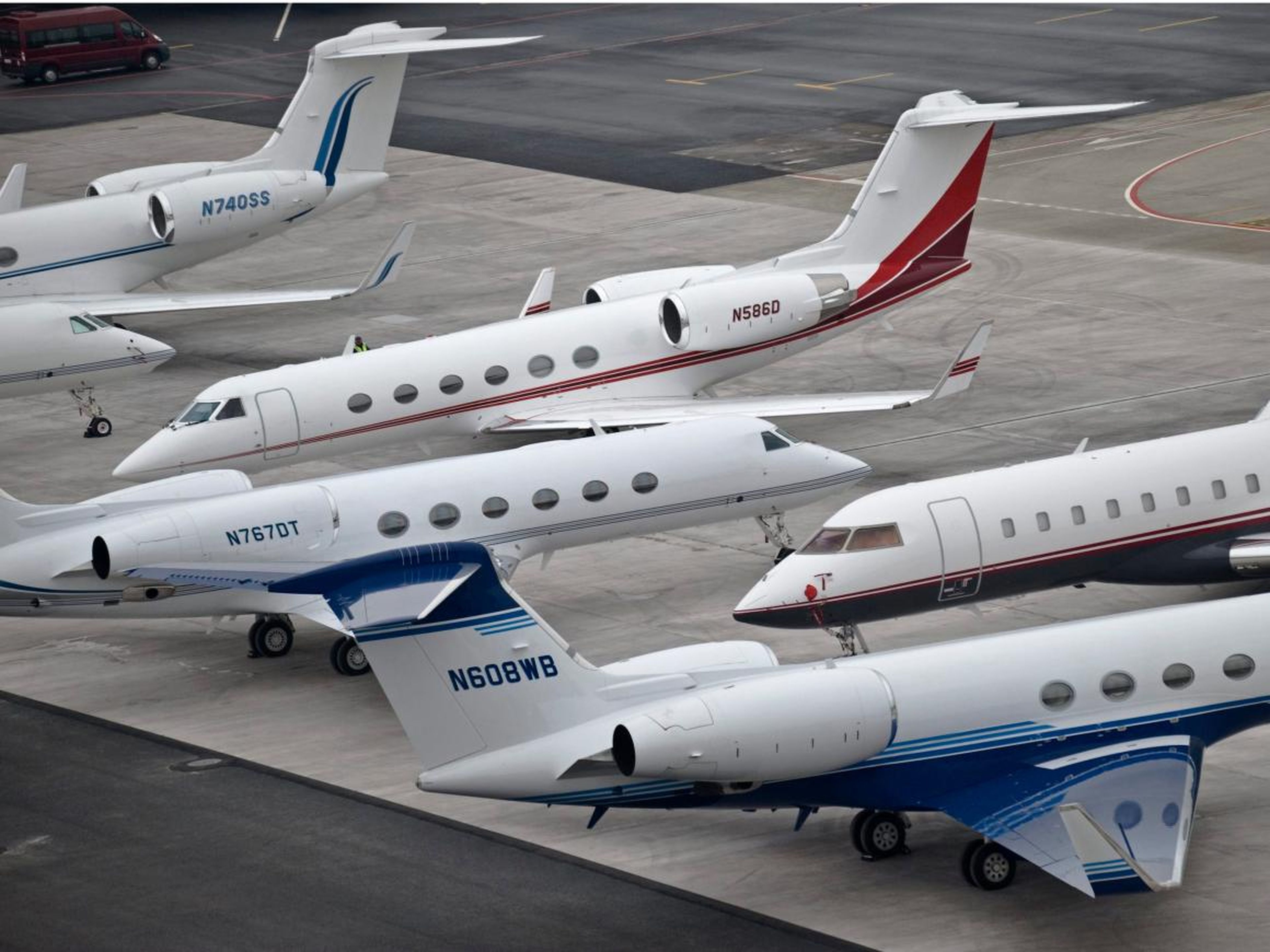 Jets privados en Davos en 2009. Unos cuantos jets Gulfstream y un Bombardier a la vista.