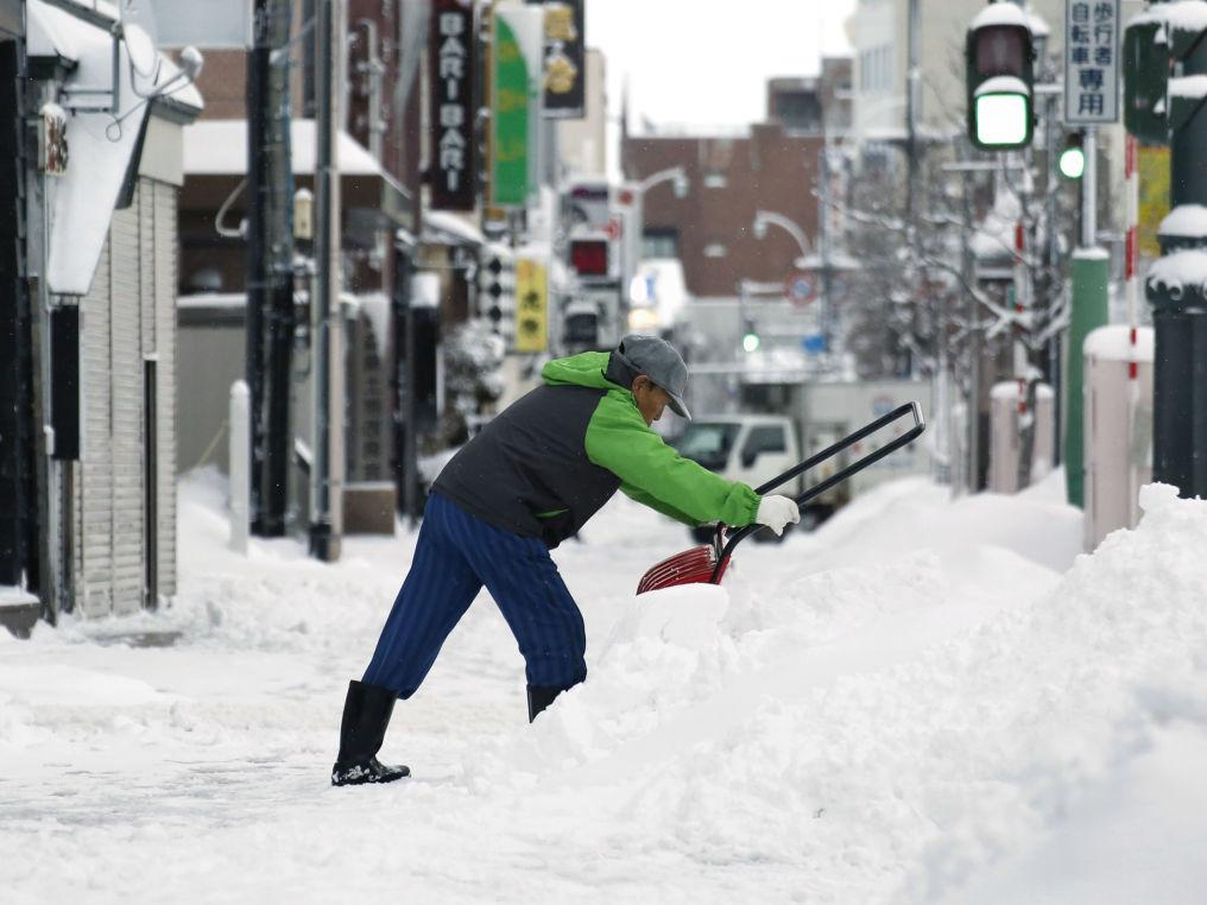 Some in Japan believe that shoveling or removing snow should be considered exercise rather than laborious work. For example, the Japan José Size Association provides precautions and best practices for turning snow removal into a