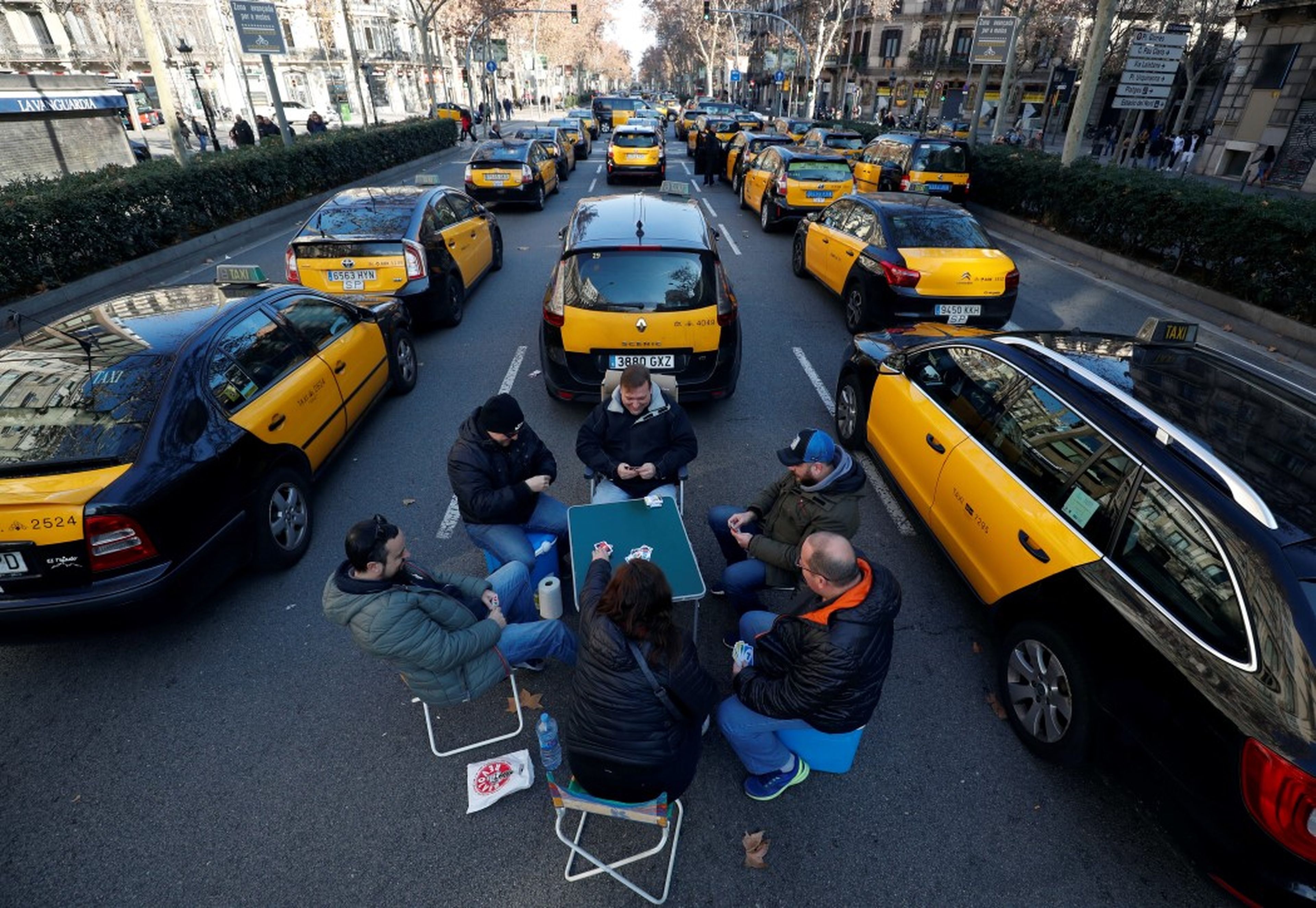 Taxistas bloquean la Gran Vía de Barcelona durante una protesta contra la regulación de los VTC, el 19 de enero 2019.