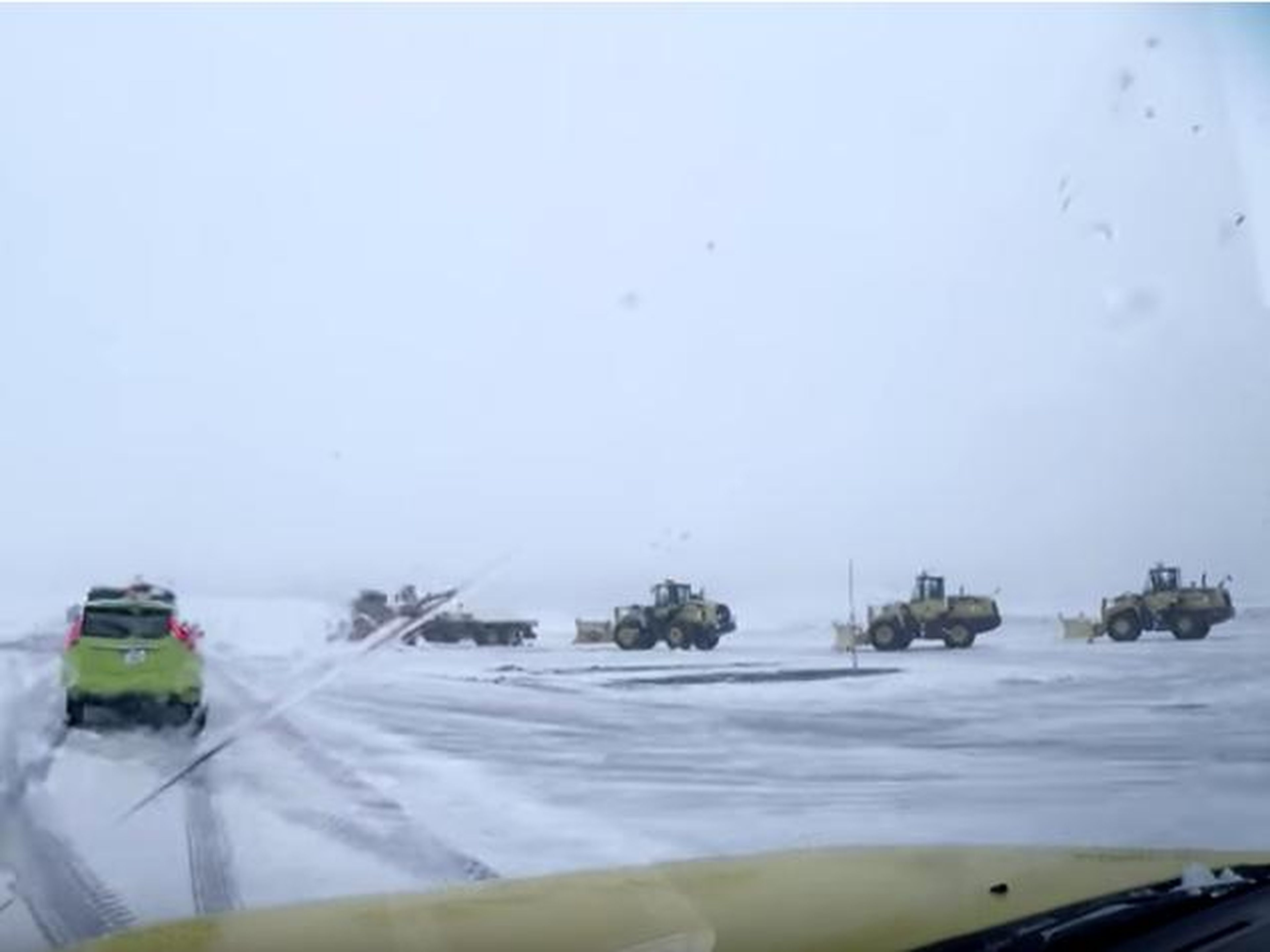 The team is known as White Impulse. A 38-vehicle formation of snowplows, snowblowers, snow sweepers, anti-freeze sprayers, and other smaller vehicles are sent out at the same time, and the team clears the airport's runway, taxiway