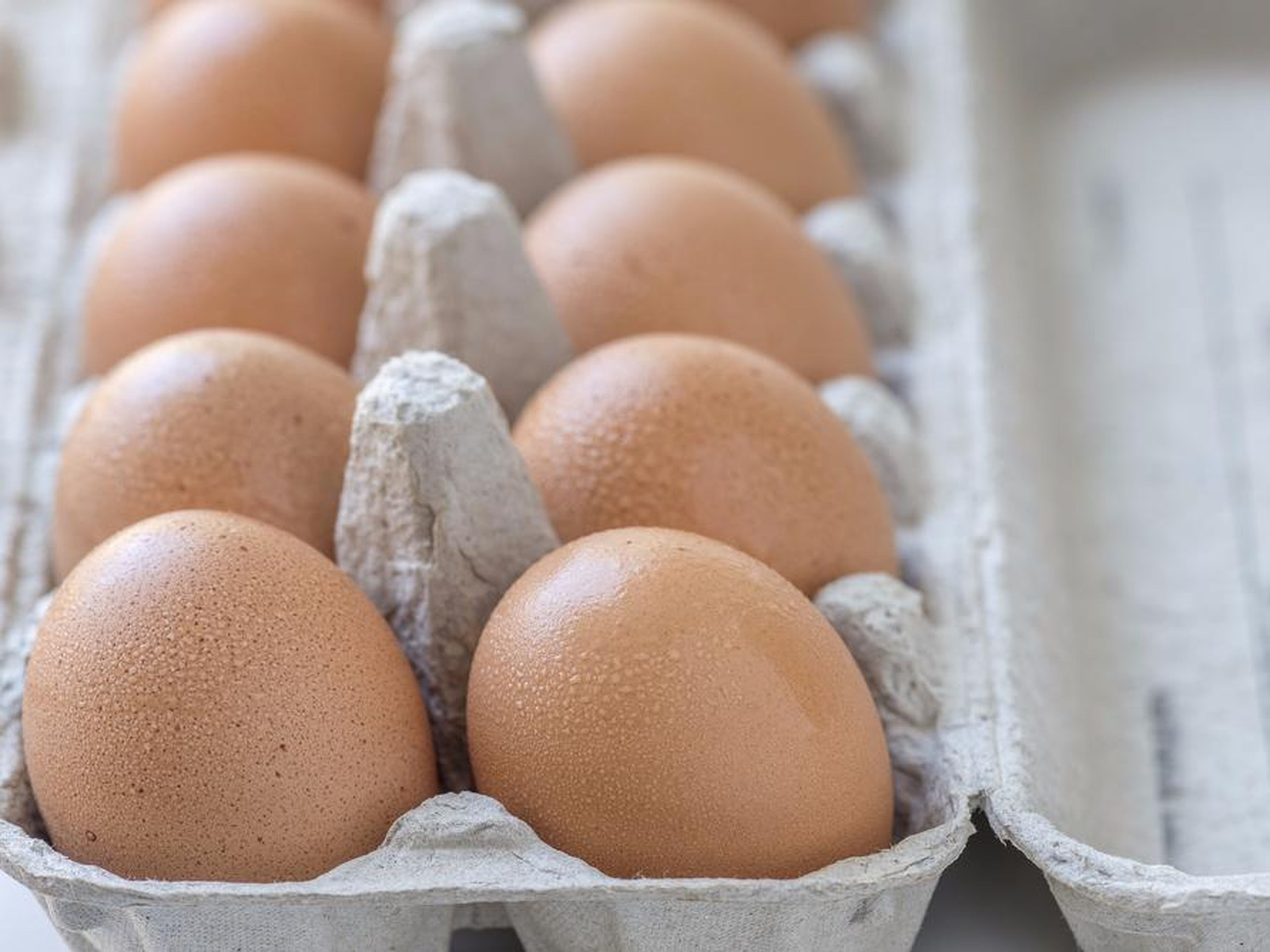 El líquido en el huevo podría contraerse, provocando que el huevo estalle.