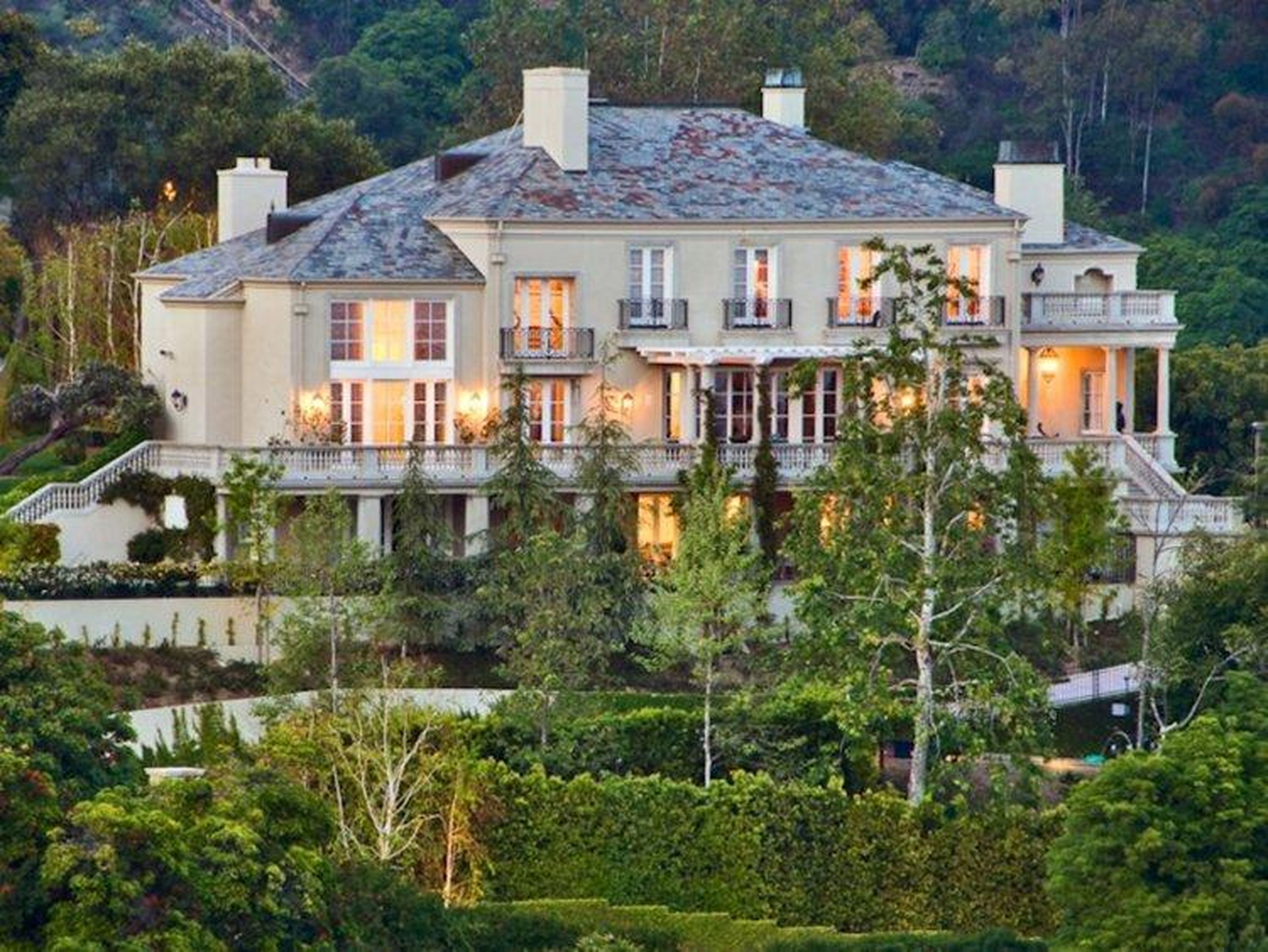 [RE] Elon Musk, fundador de Tesla, pagó 17 millones de dólares por su casa en una parcela de 6.718 metros cuadrados en la cima de una colina en el elegante enclave de Bel Air de Los Ángeles.