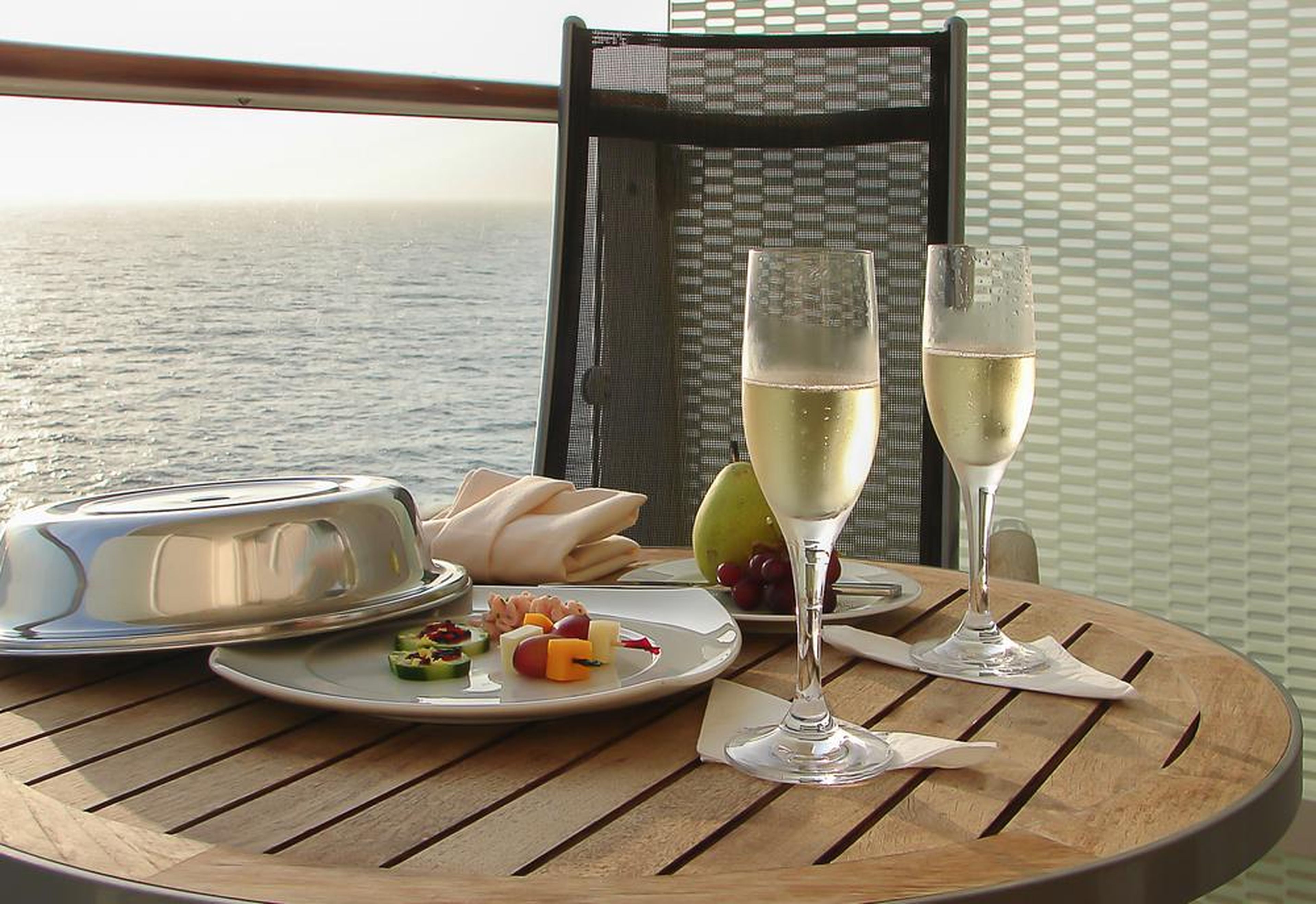 Una elegante cena en un crucero.