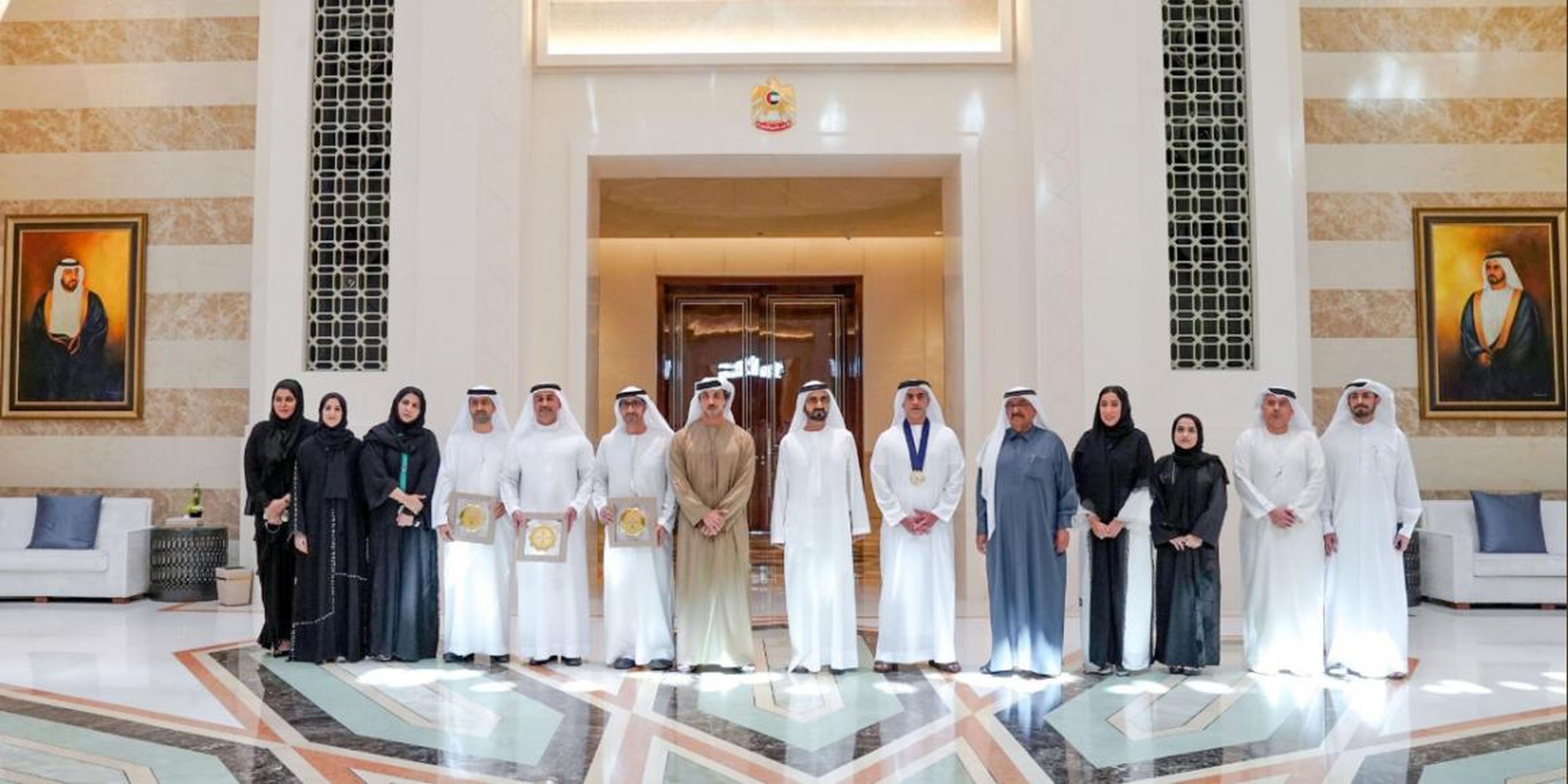 Los premiados con el emir de Dubái.