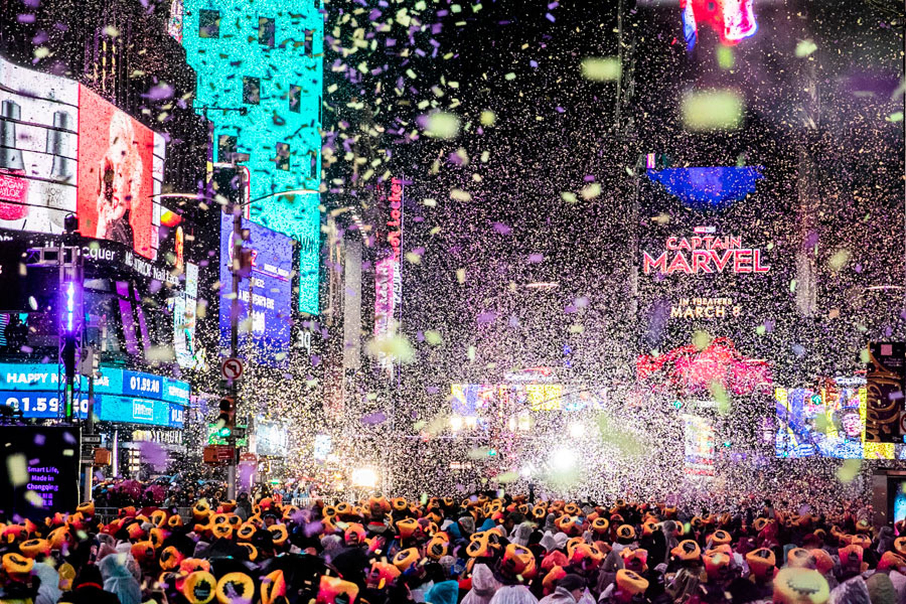 Miles de personas celebran la Nochevieja en Times Square, en el distrito de Manhattan de Nueva York, EE.UU., el 31 de diciembre de 2018.