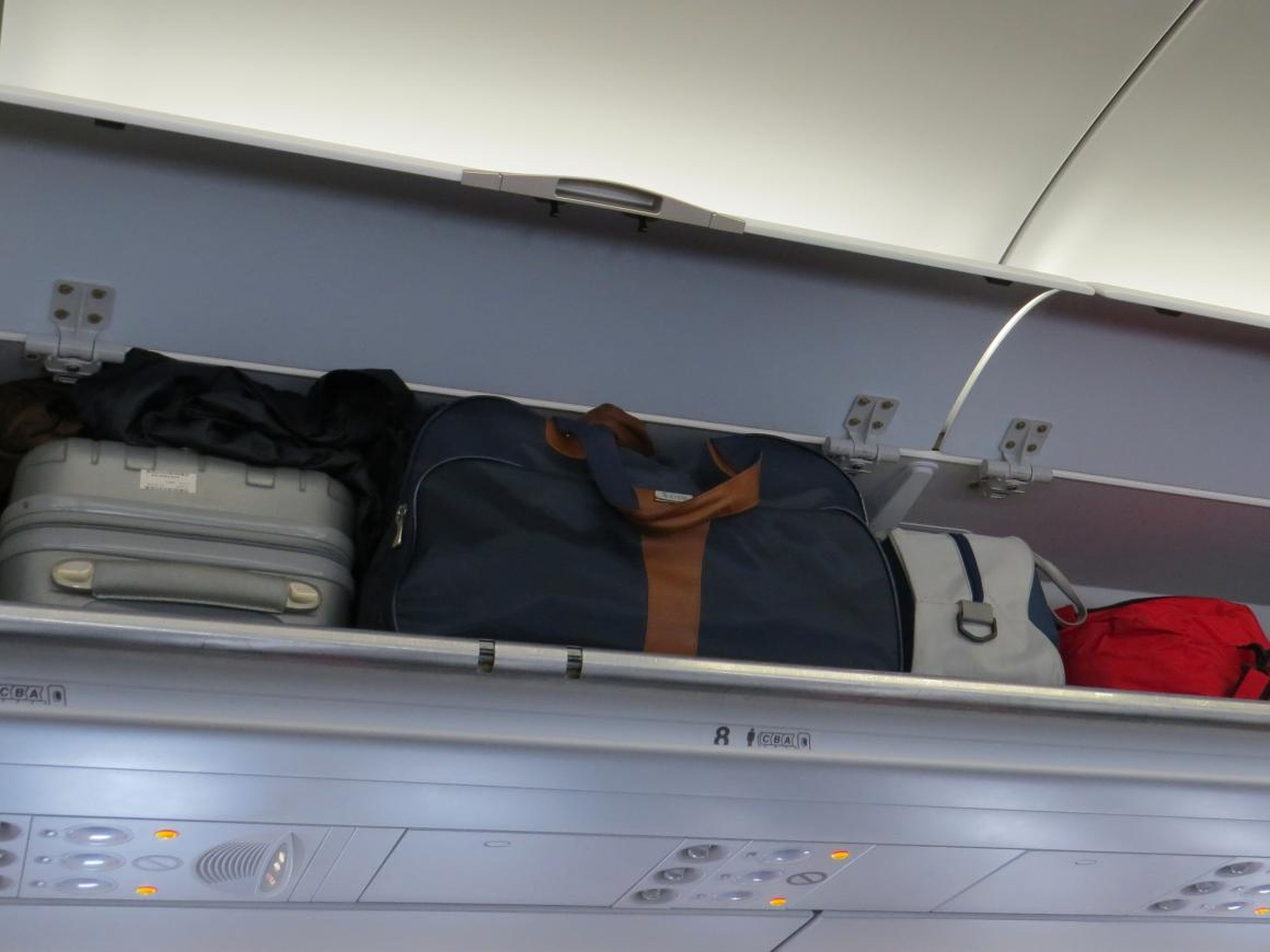 Coge lo que necesites de tu equipaje antes de que el avión despegue.