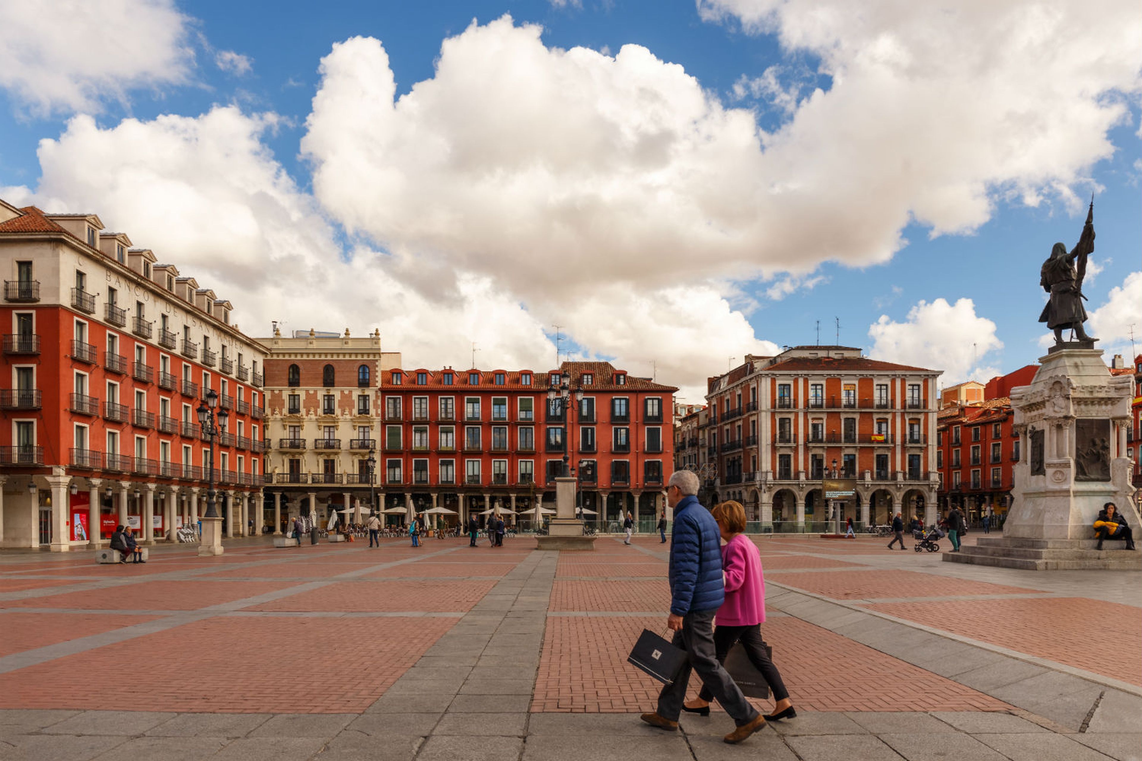 Una pareja pasea por una plaza de Valladolid.