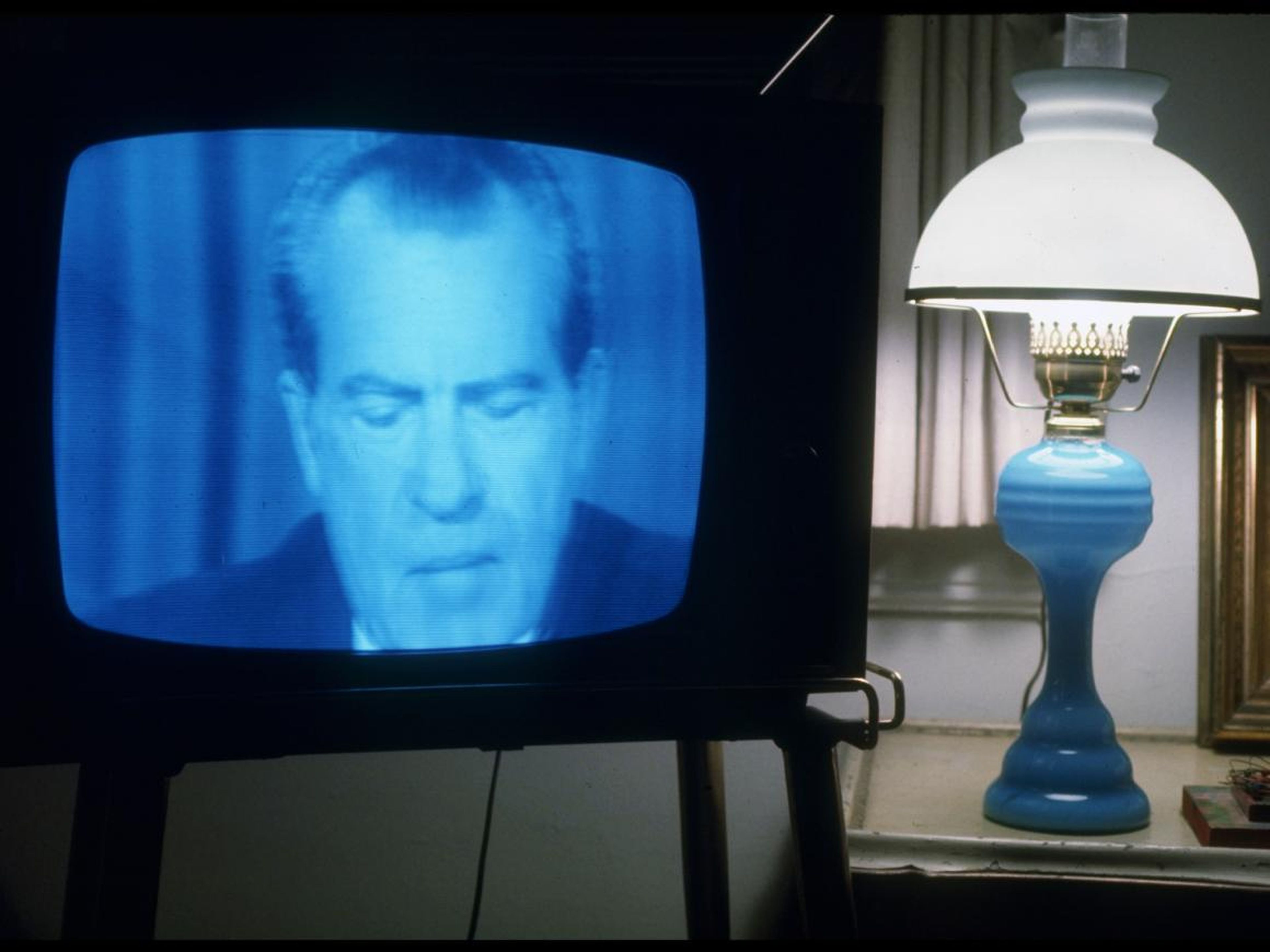 Una imagen televisiva del presidente Richard Nixon anunciando su renuncia en un discurso en el Despacho Oval.