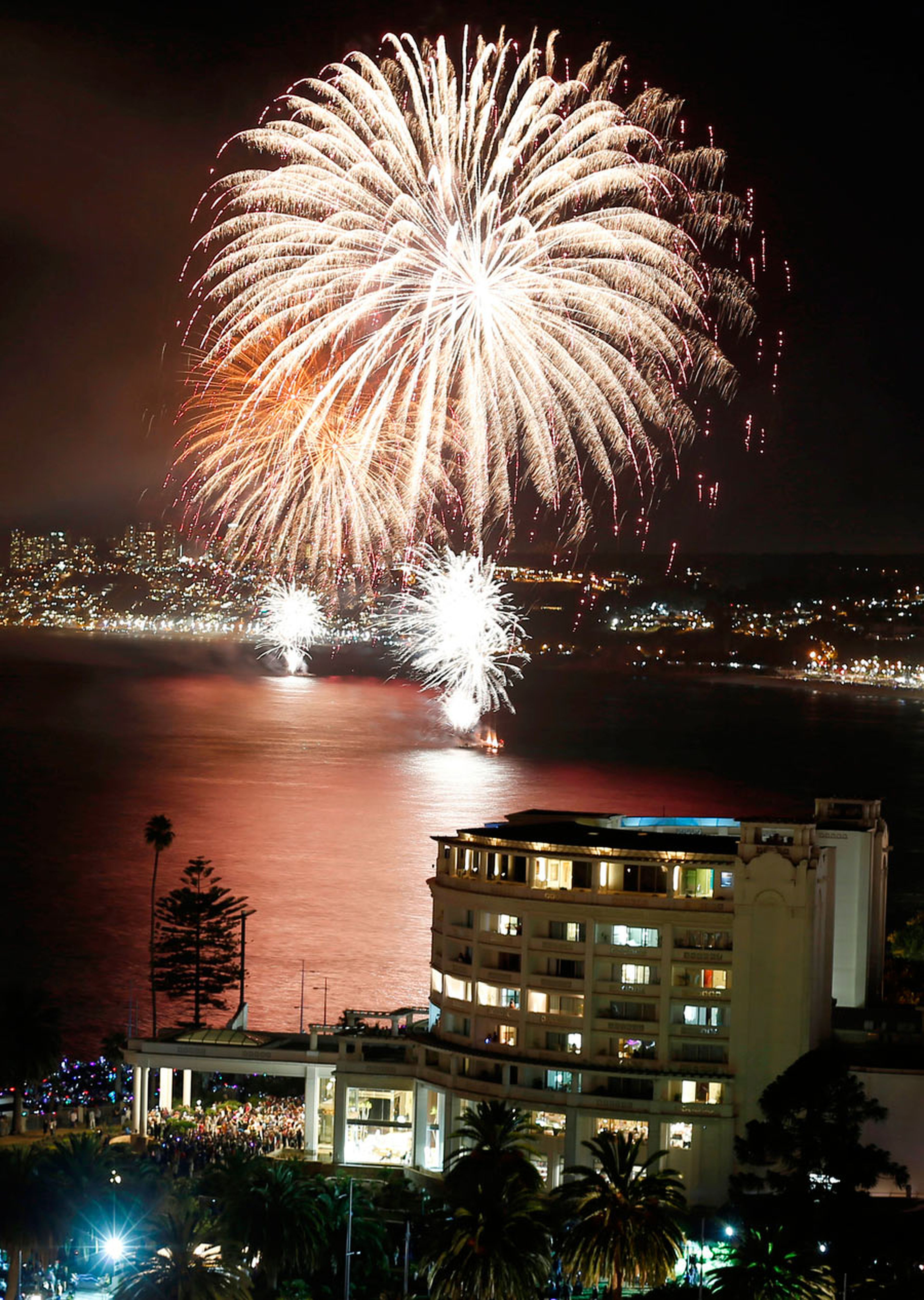 Fuegos artificiales durante un espectáculo pirotécnico para celebrar el año nuevo en la ciudad costera de Viña del Mar, Chile, el 1 de enero de 2019.