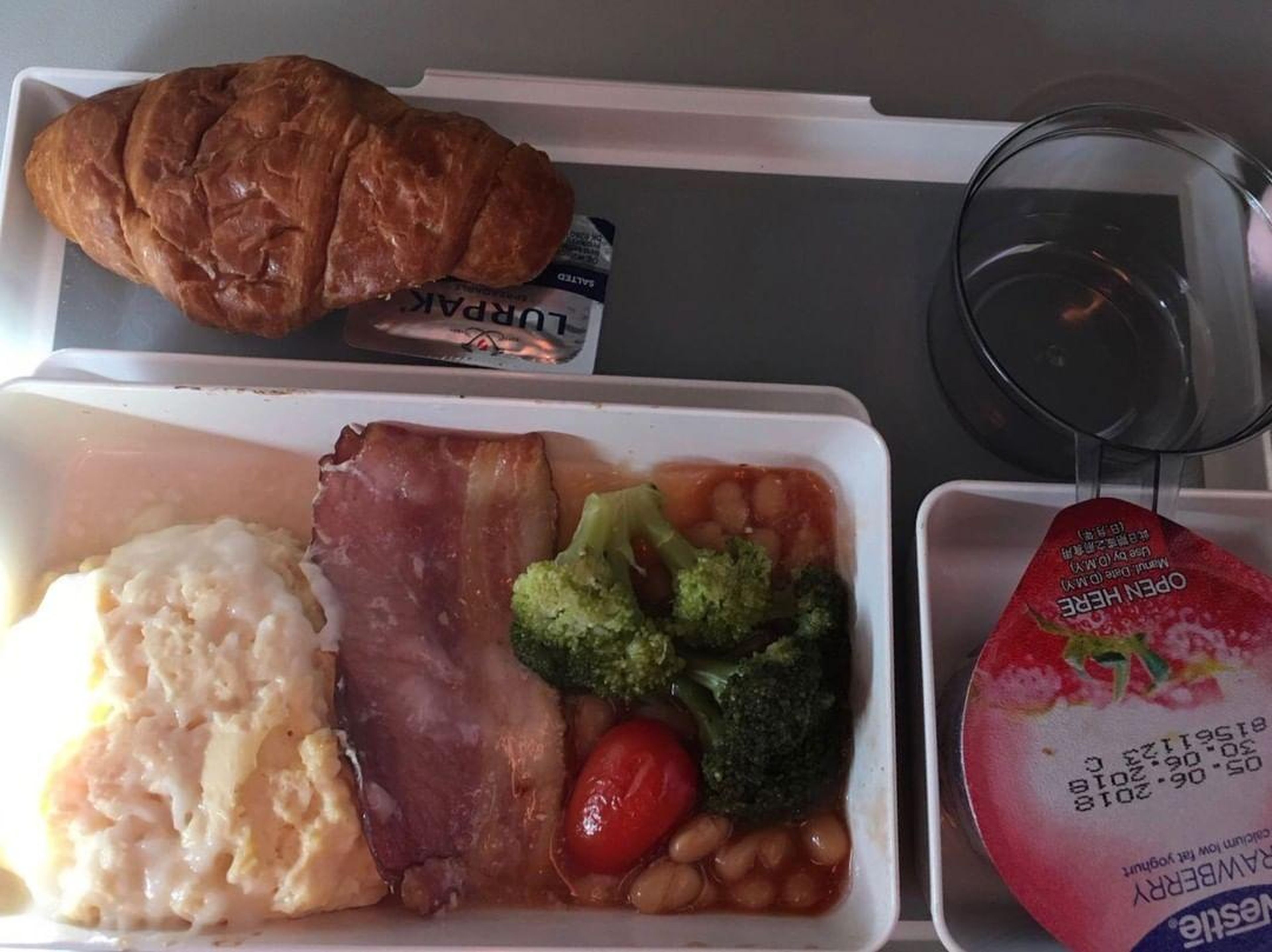 Un menú en clase turista de Hong Kong Airlines.