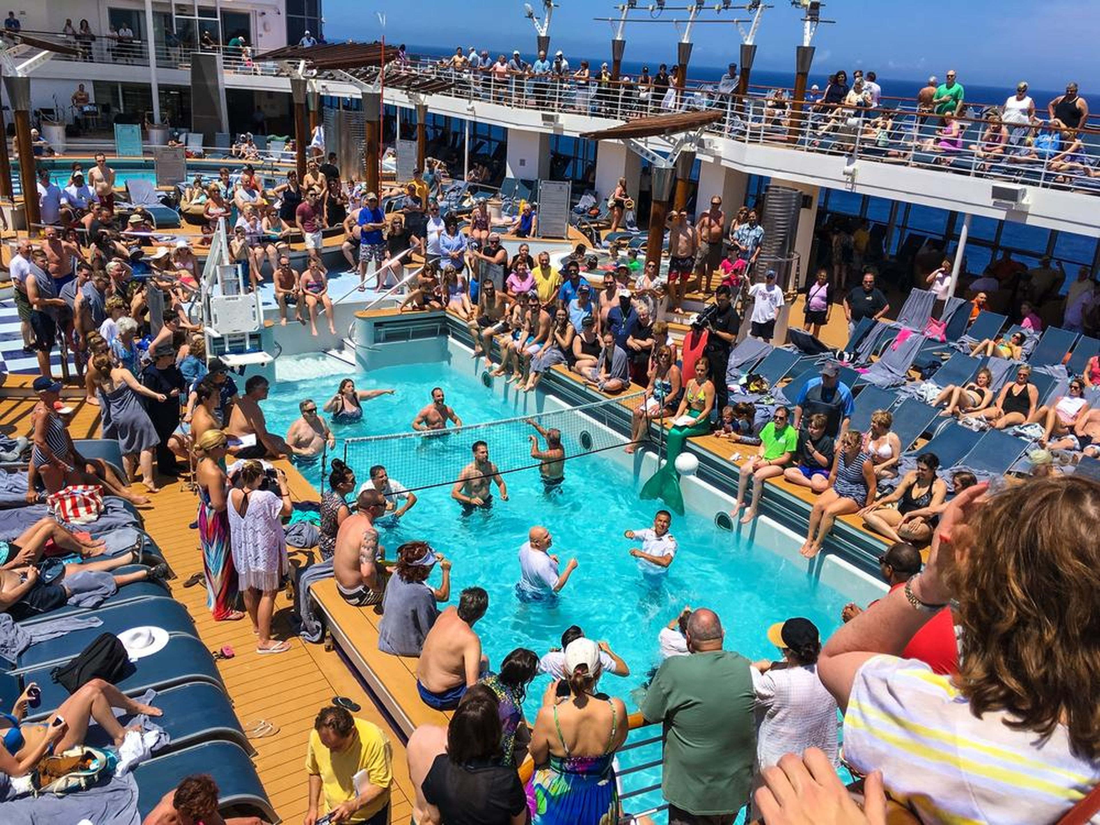 La piscina de un crucero hasta arriba de gente.