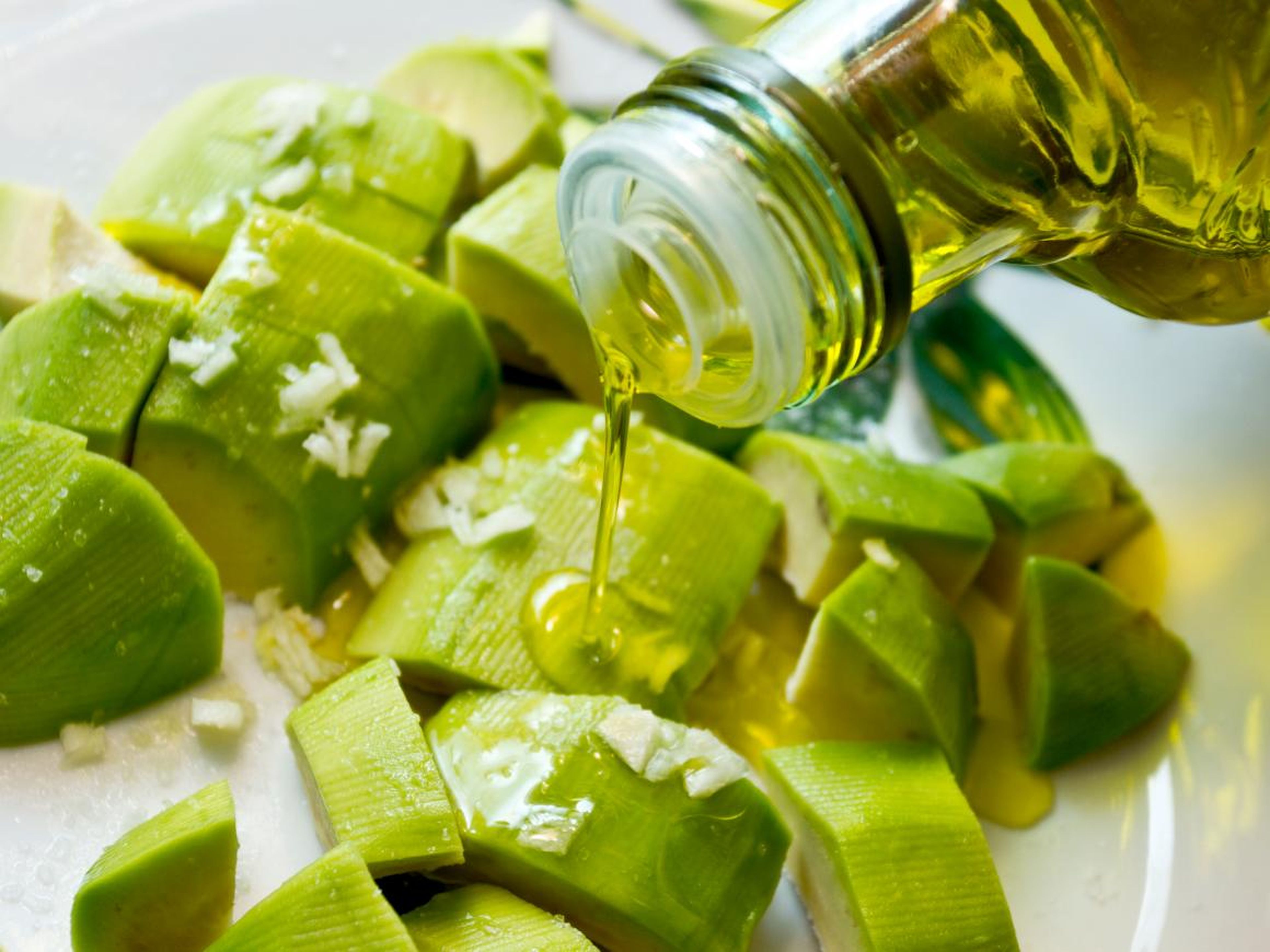 Оливковое масло в пищу. Салат с подсолнечным маслом. Салат с оливковым маслом. Зеленое масло для салатов. Оливковое масло.