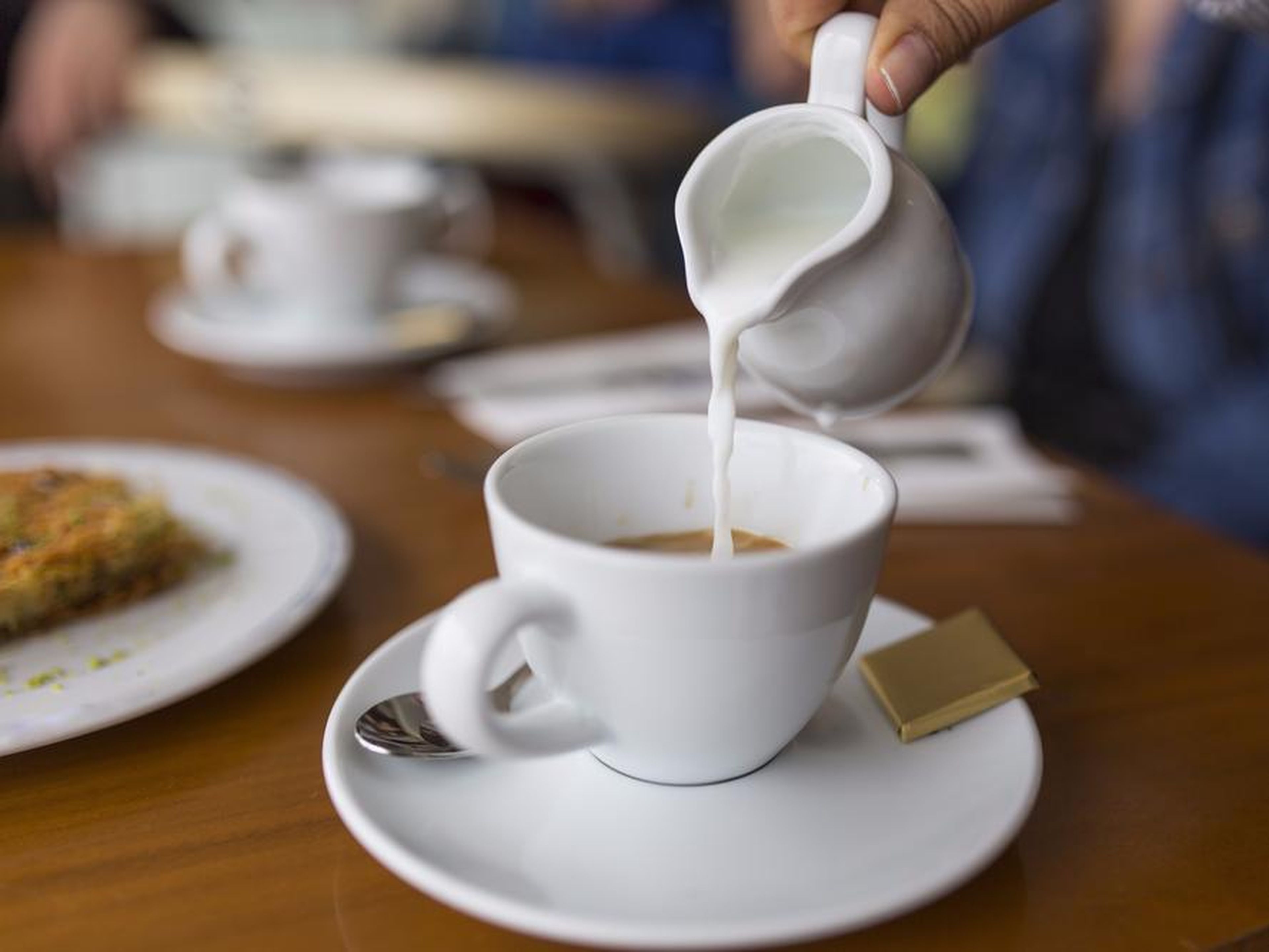 В кофе можно добавить сливки. Кофе со сливками. Сливки для кофе. Кофе с молоком. Чашка кофе со сливками.