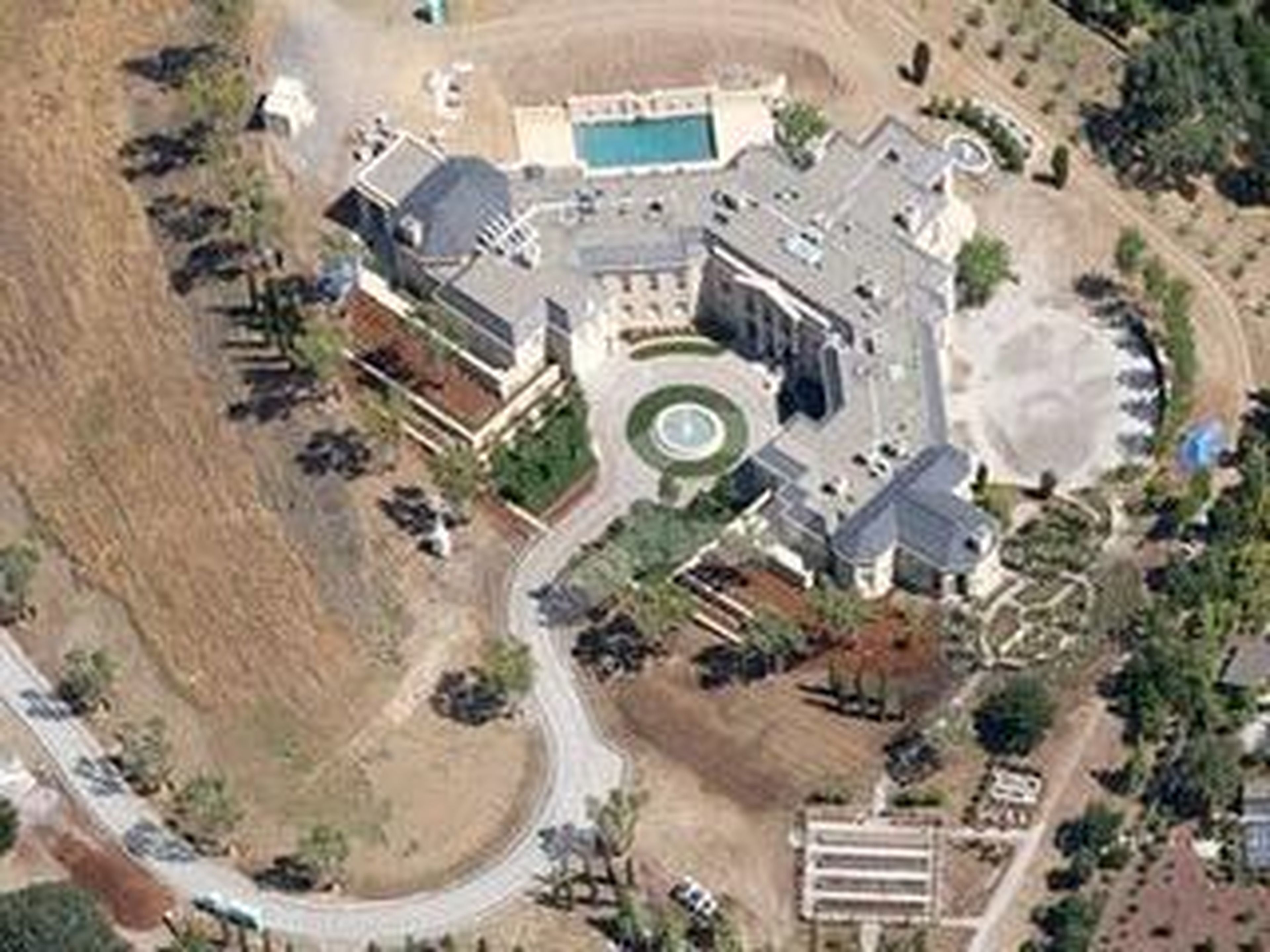 [RE] Yuri Milner, un inversionista de Facebook, Twitter y Spotify, compró esta mansión en Silicon Valley por 100 millones de dólares en 2011.