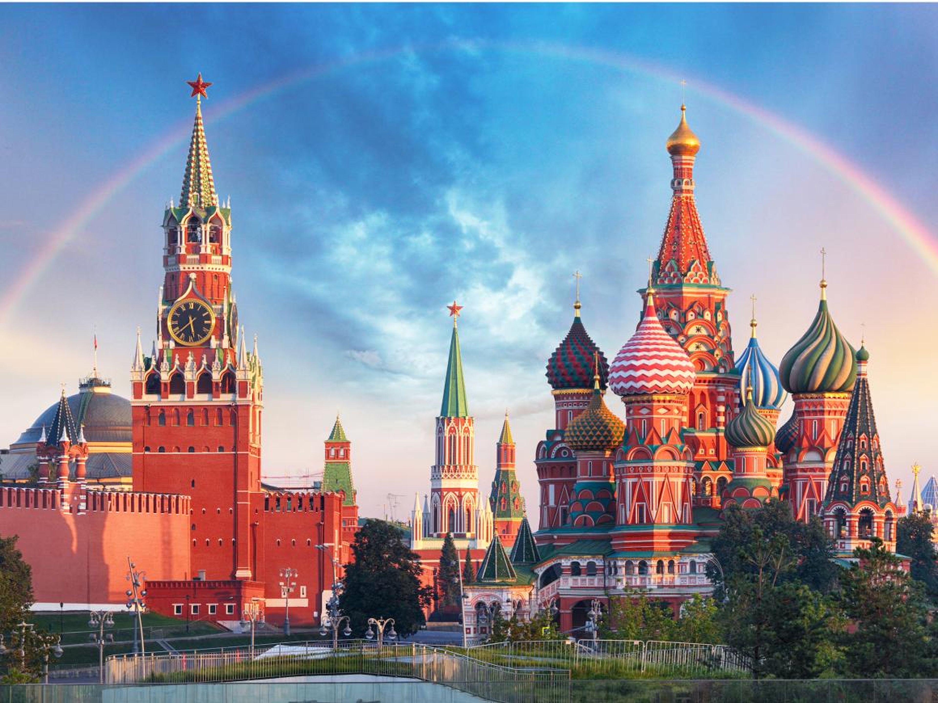 2. Moscow is the capital of Russia and the country's financial and cultural center.