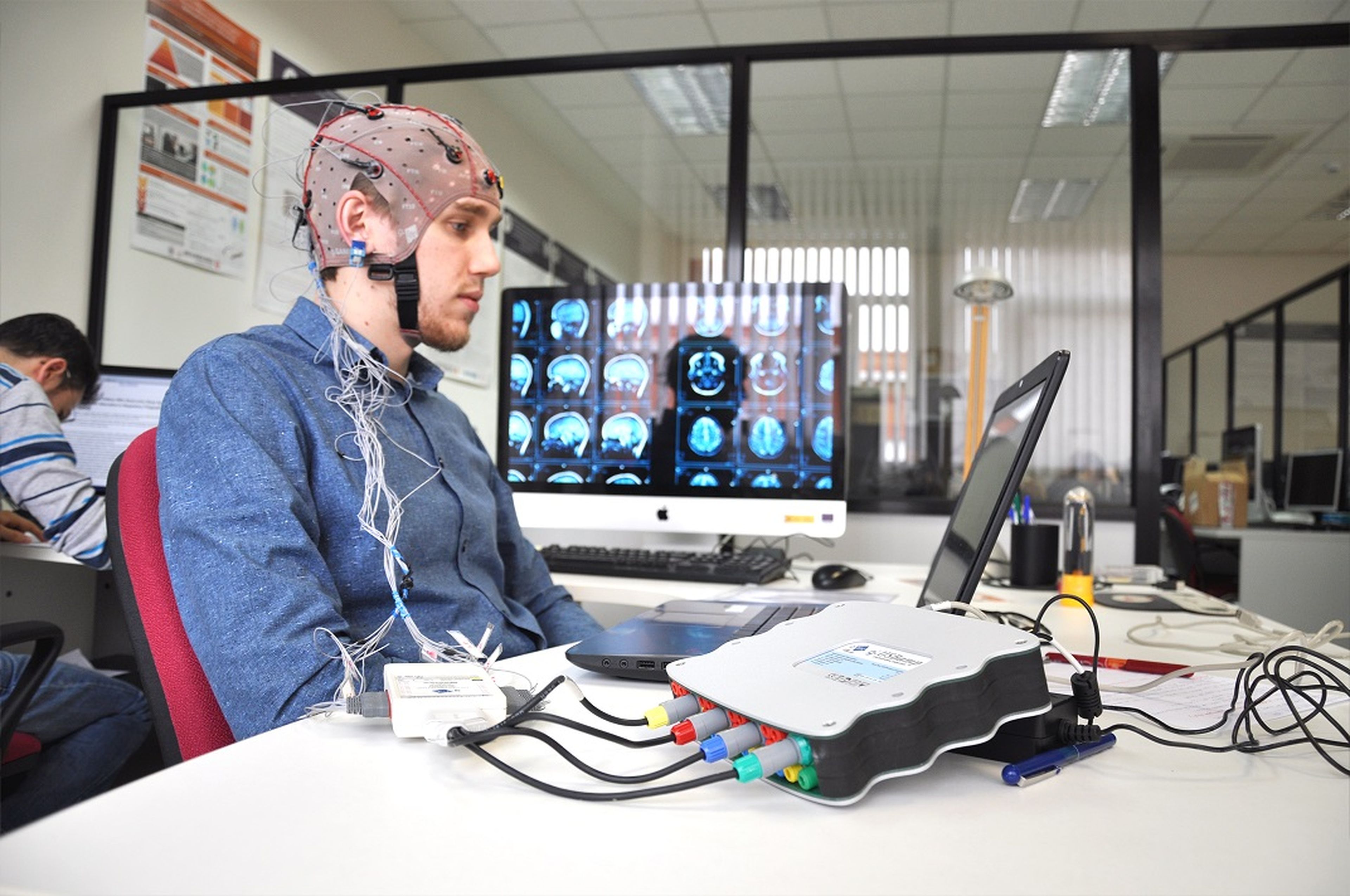 Usuario interactuando con una interfaz cerebro-ordenador