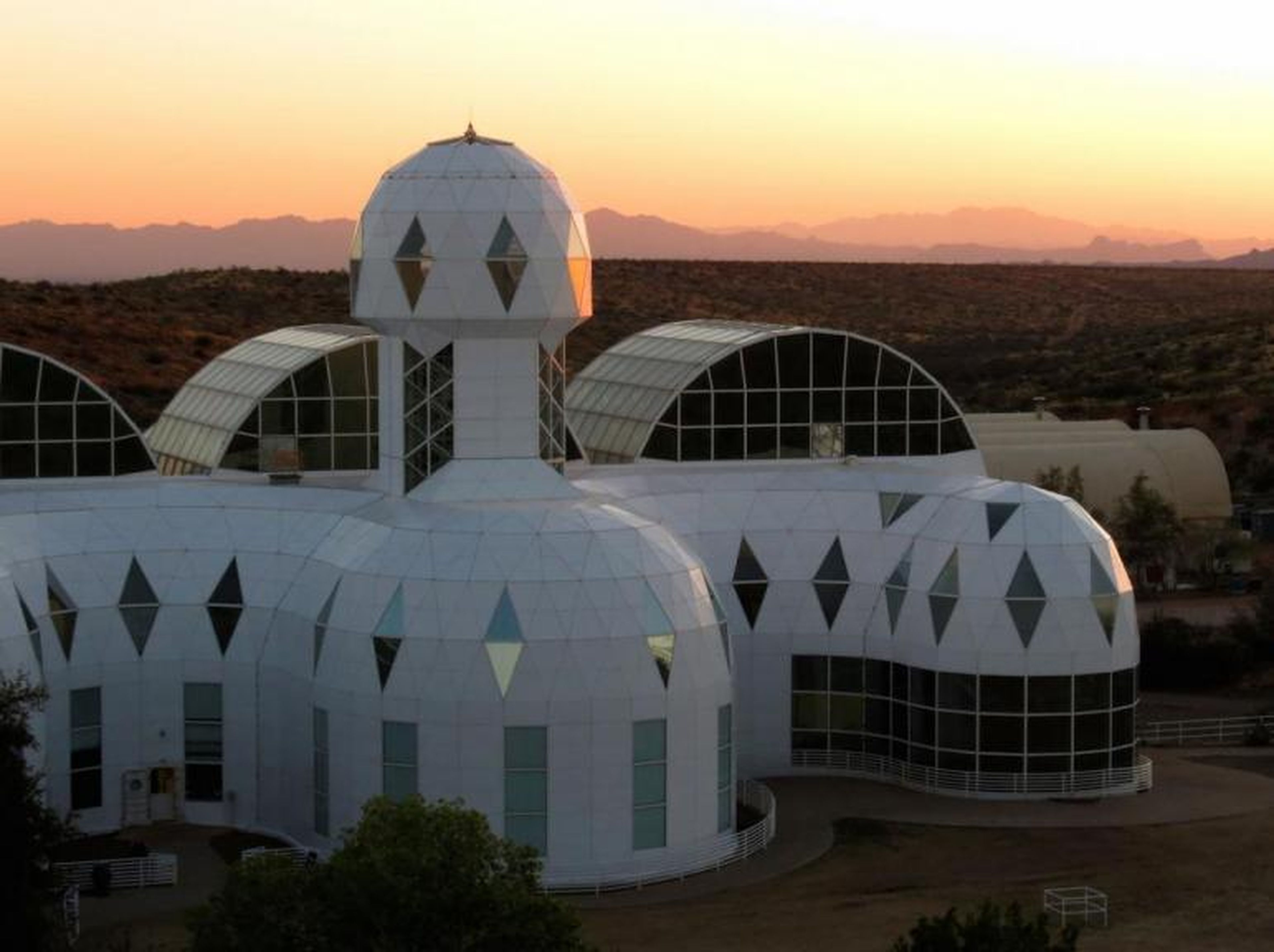 Biosphere 2 hospedó una tripulación de 8 personas durante 2 años.