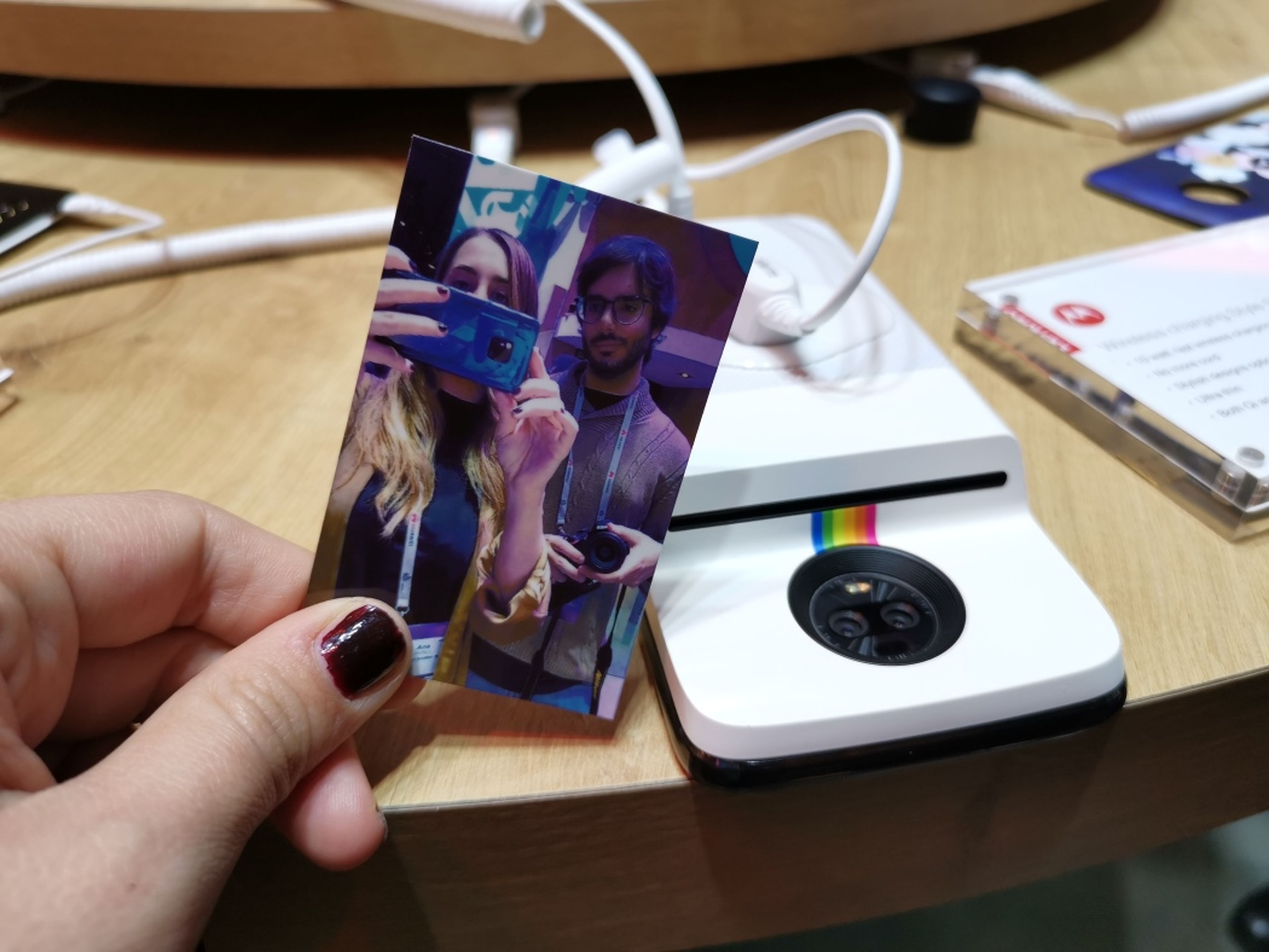 El Moto Mod Polaroid Insta-Share.