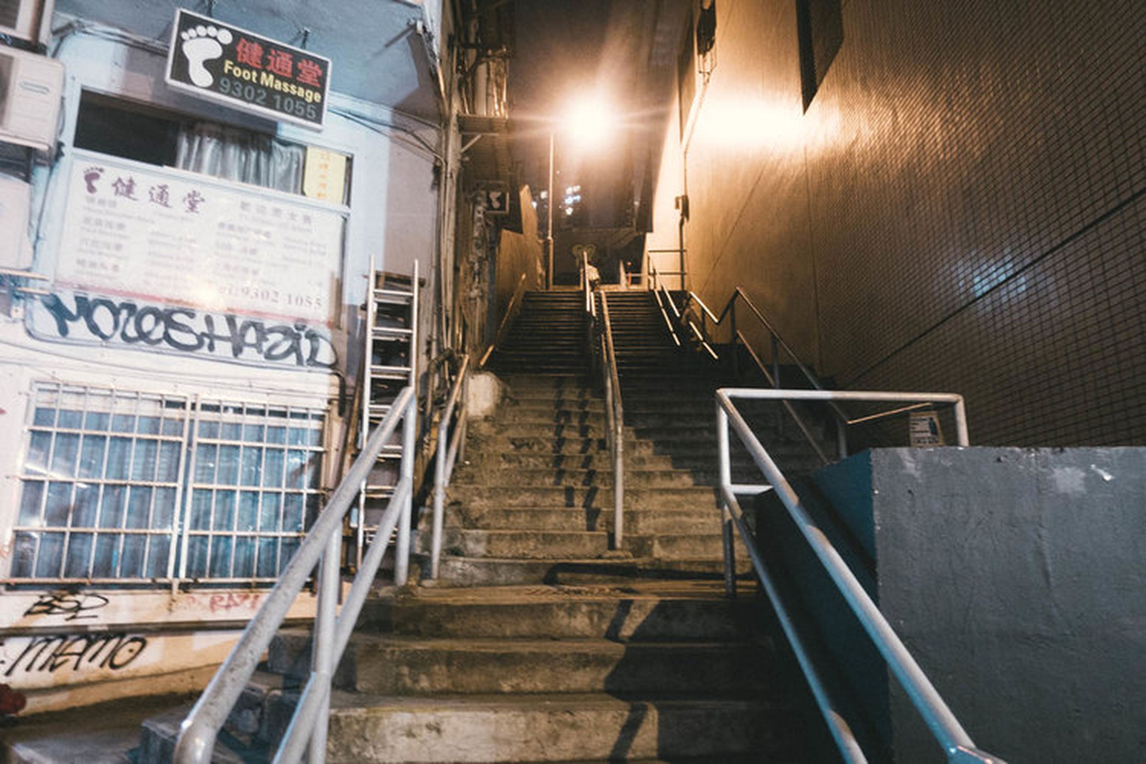 Escaleras en Hong Kong para llegar al hotel cápsula SLEEEP