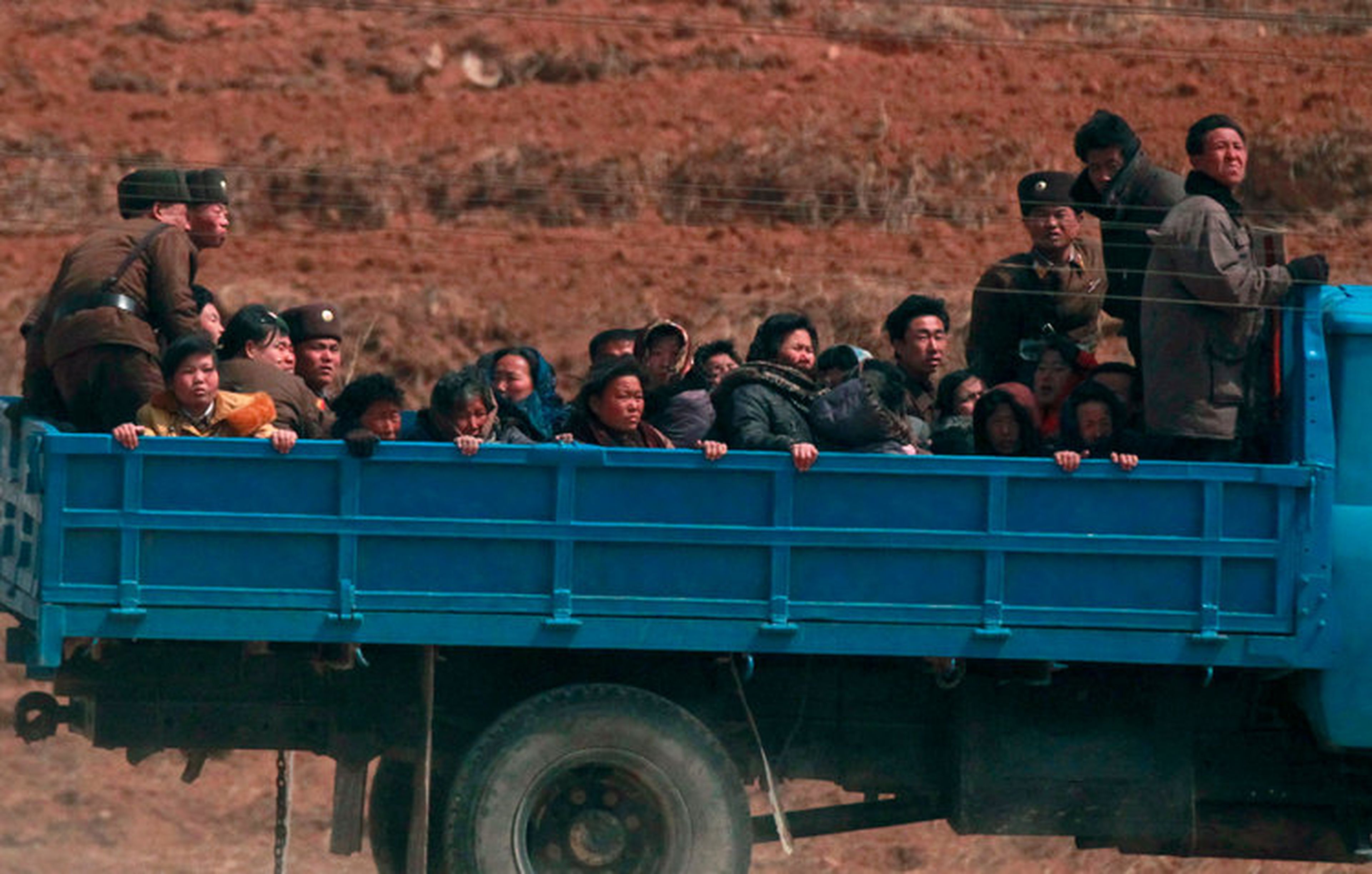 Habitantes de Corea del Norte viajan en un camión