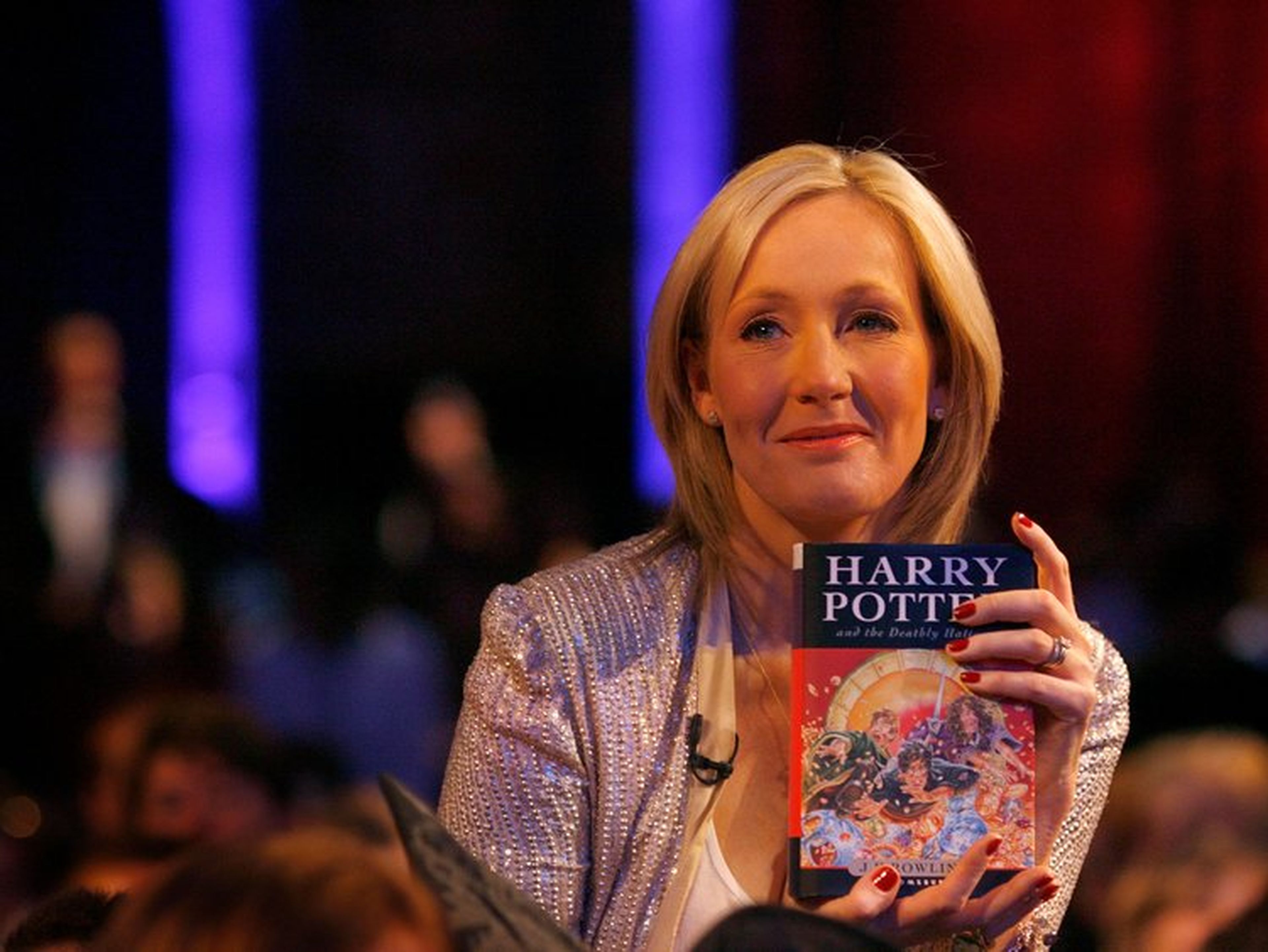 JK Rowling sujeta su libro Harry Potter.