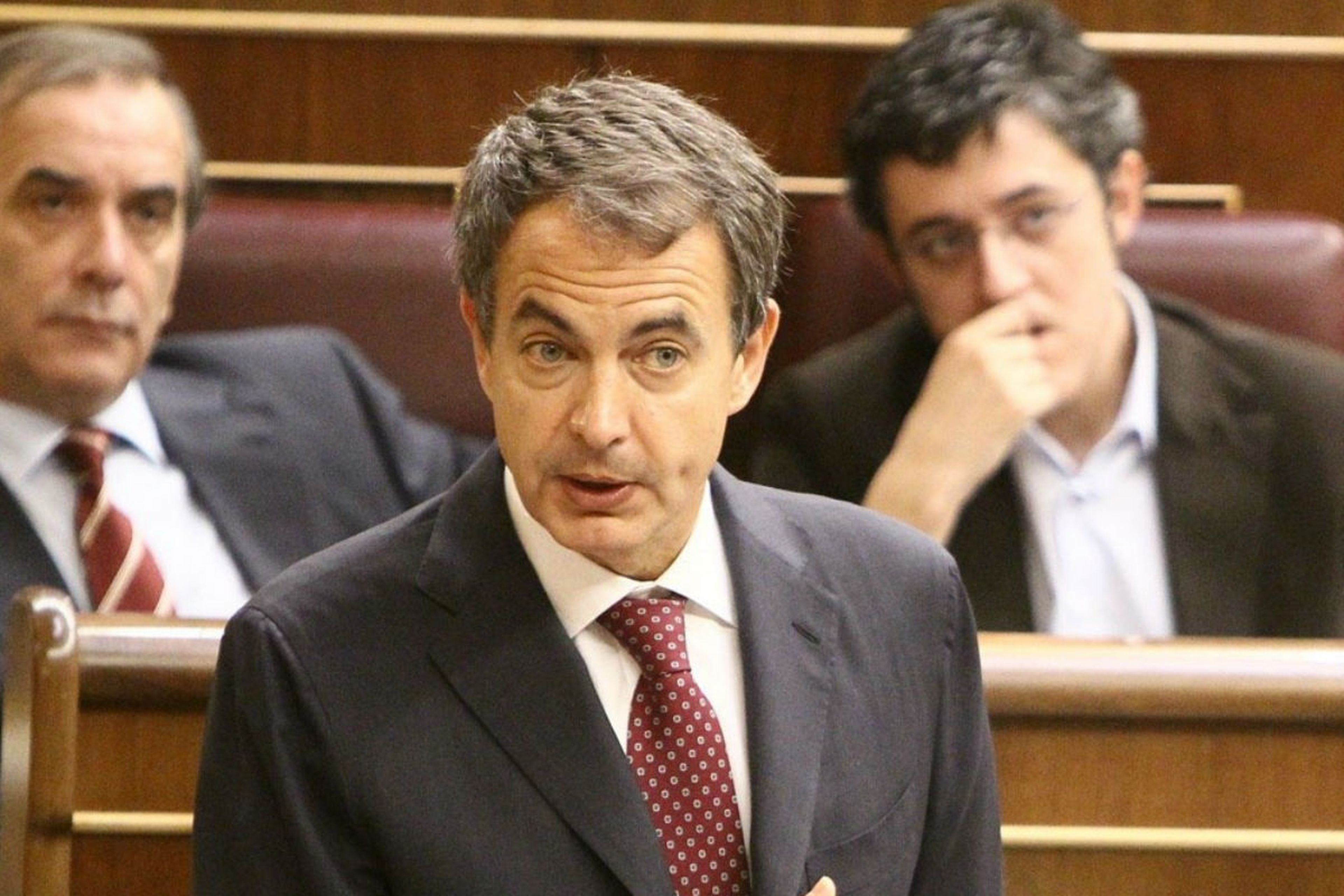 José Luis Rodríguez Zapatero, expresidente del Gobierno, junto a José Antonio Alonso (izquierda) y Eduardo Madina (derecha).