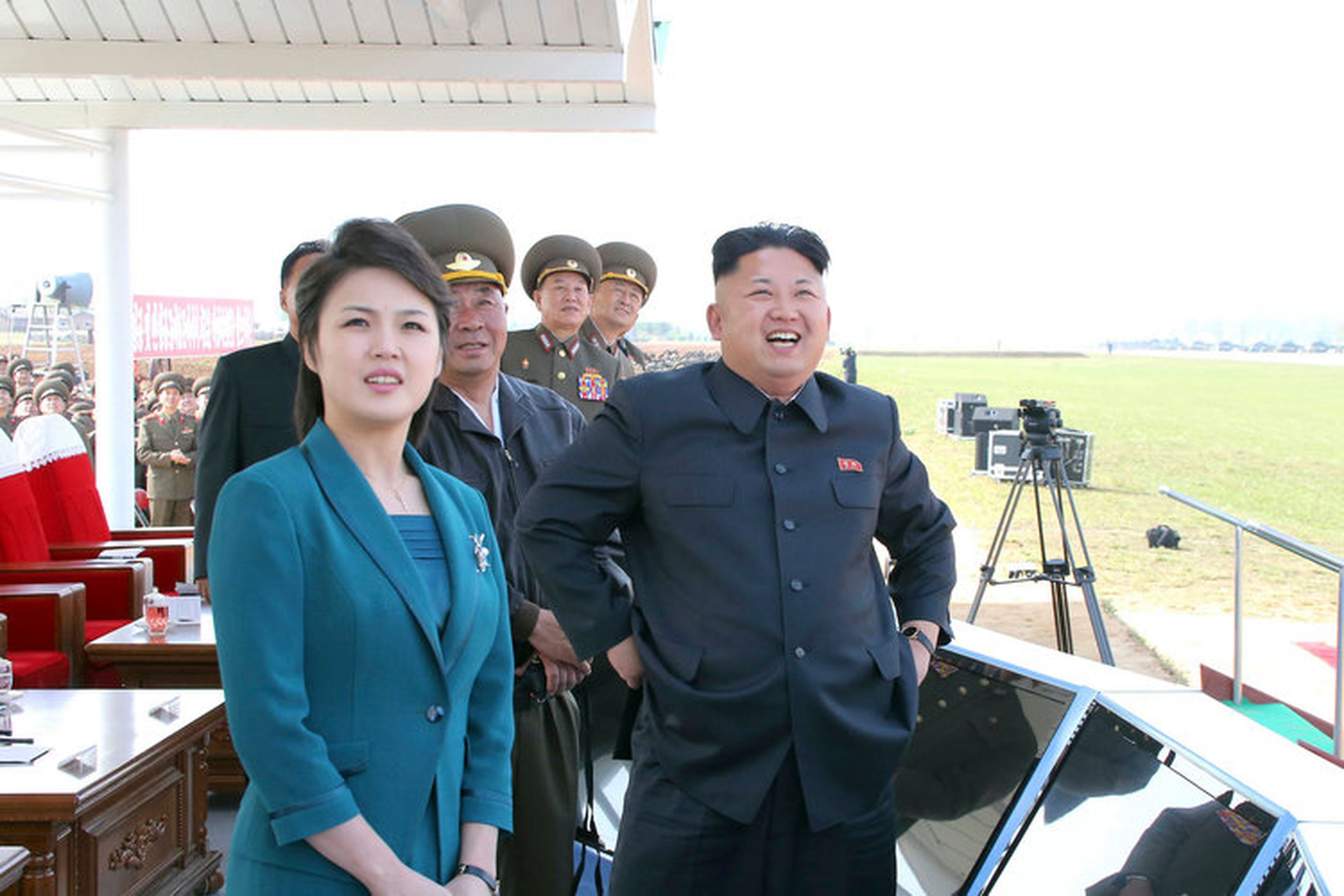 Kim junto a Ri durante la competición de vuelos de combate en 2014, junto a comandantes del la Fuerza Aérea del Ejército Popular Coreano en esta foto sin fecha publicada por la KCNA en Pyongyang el 10 de mayo de 2014.
