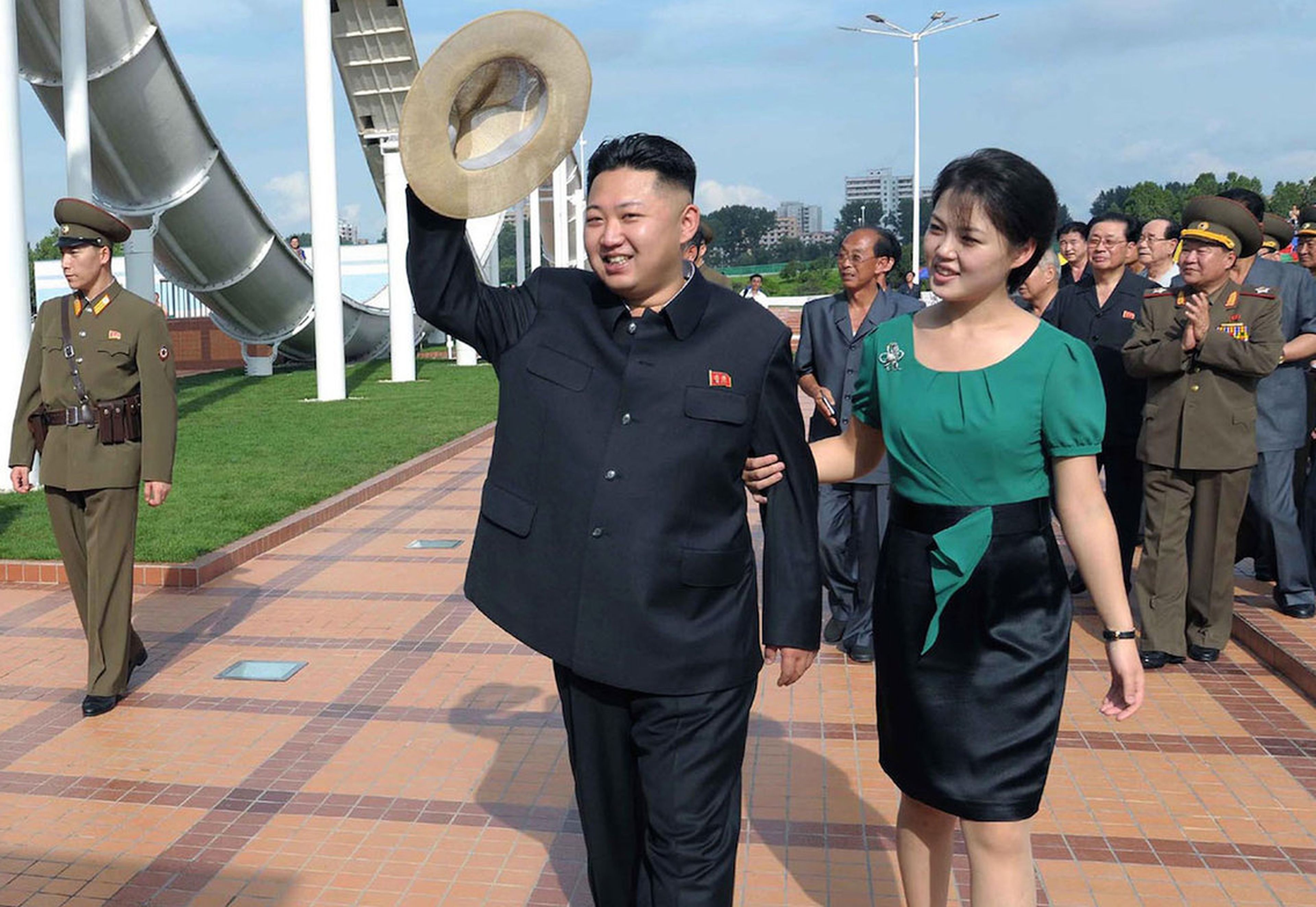 Kim y su mujer Ri en la ceremonia del parque temático Rungna People's Pleasure Ground en la isla de Rungra a orillas del río Taedong en Pyongyang el 25 de julio de 2012 fotografía publicada por la KCNA.