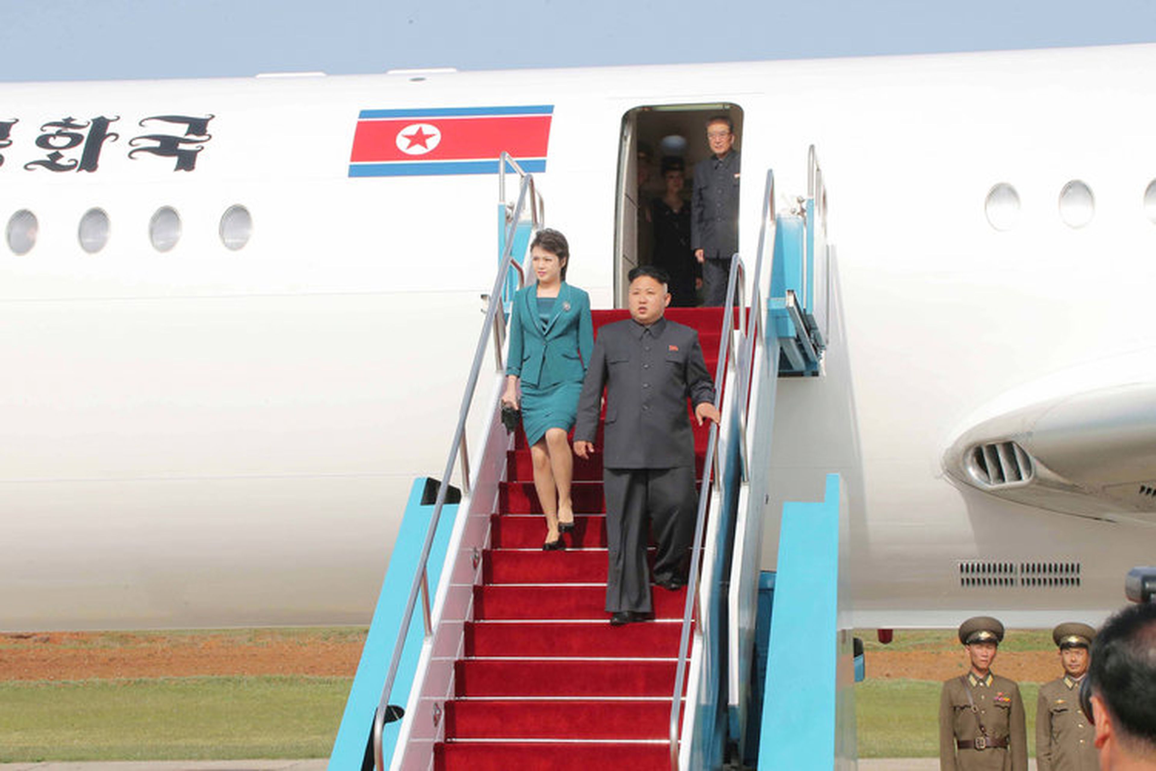 Kim Jong Un y su mujer Ri Sol Ju bajándose de un avión