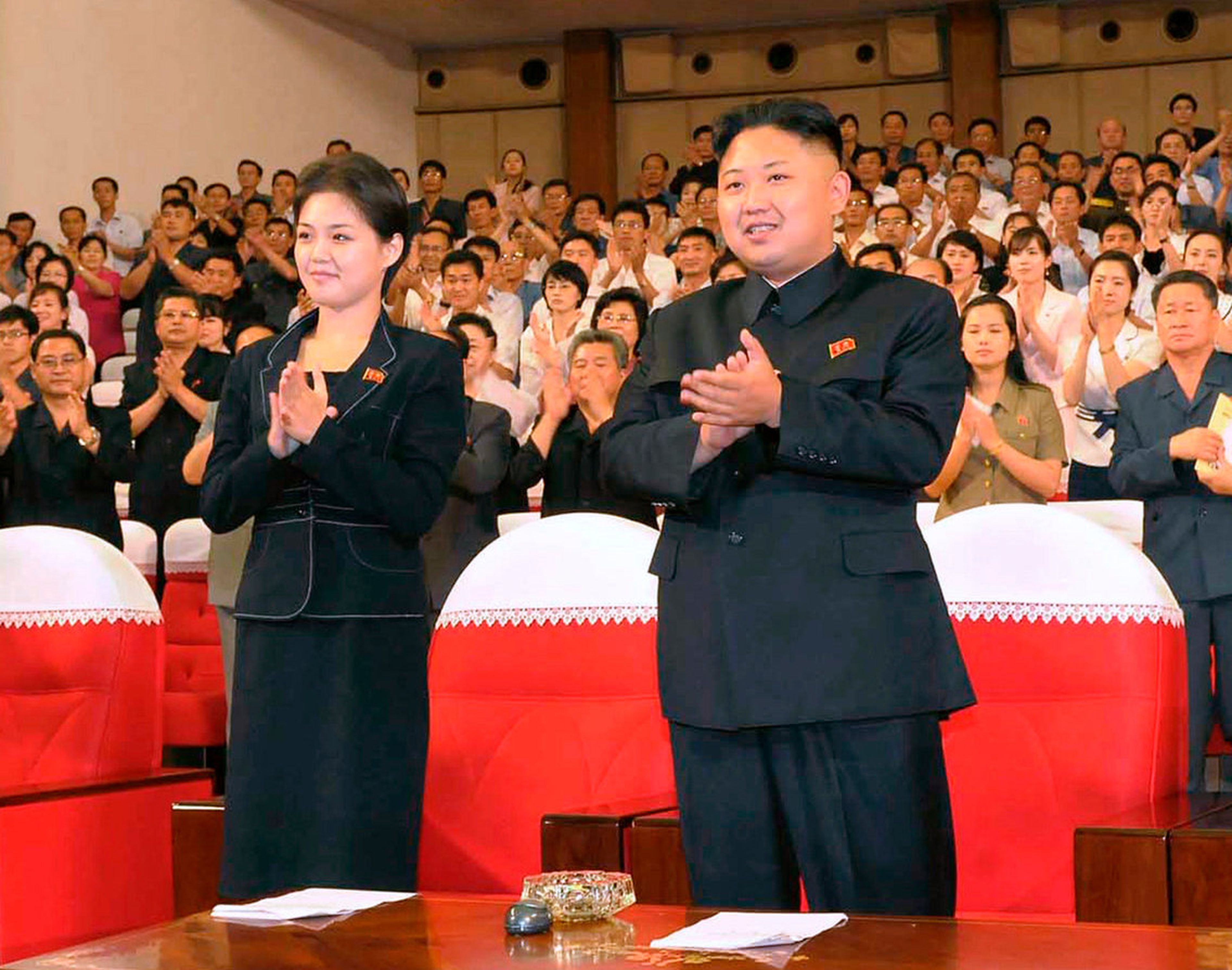 Kim aplaude junto a su mujer tras una actuación de la nueva banda Moranbong en Pyongyang, en una fotografía sin fecha publicada por la KCNA el 9 de julio de 2012.