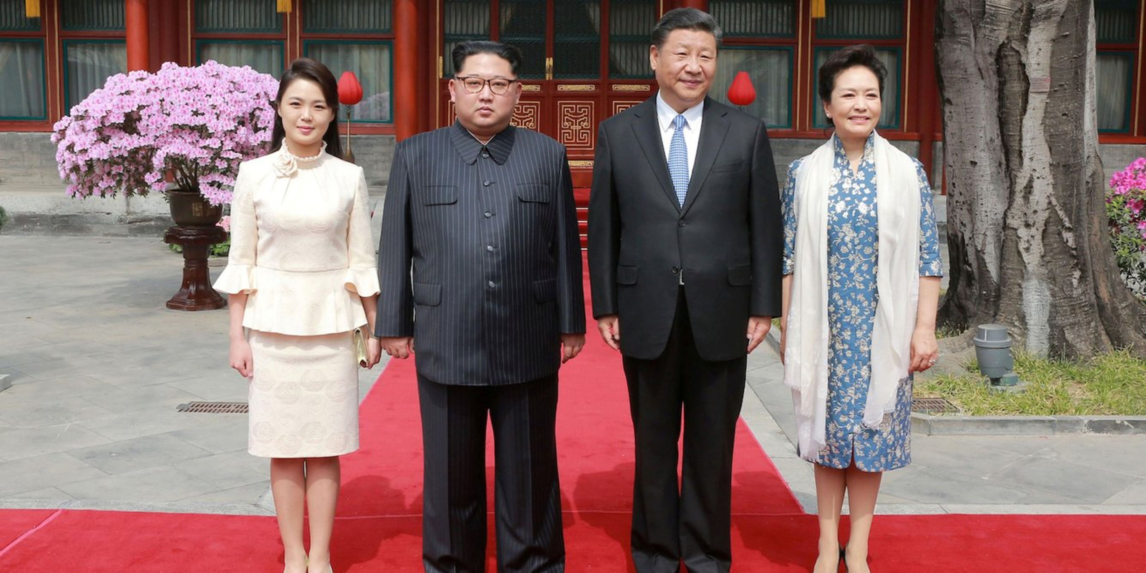 El líder de Corea del Norte, Kim Jong Un, y su mujer, Ri Sol Ju, posan con el presidente chino, Xi Jinping, y su mujer, Peng Liyuan, en Pekín, China.