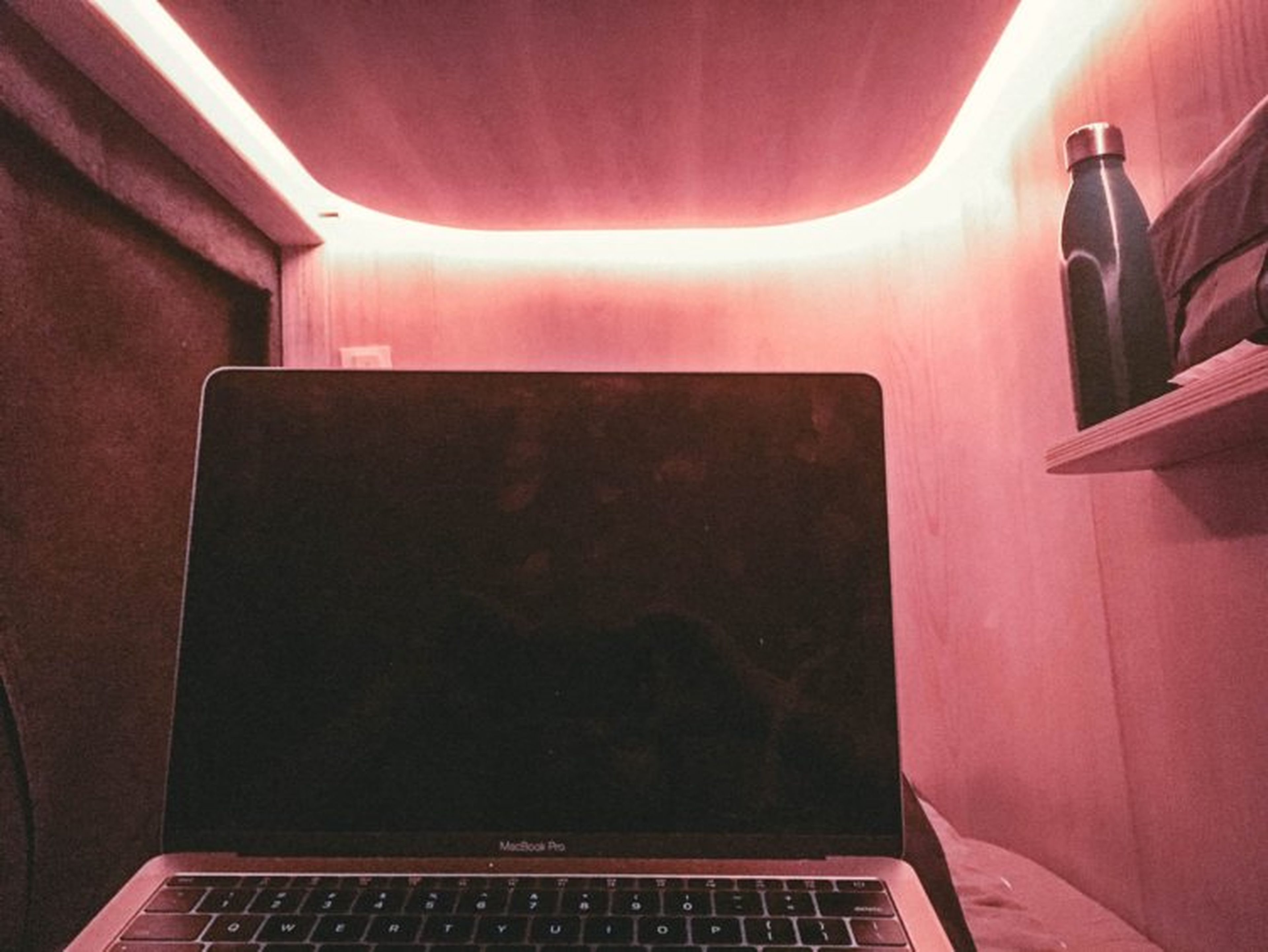 MacBook dentro del hotel cápsula SLEEEP en Hong Kong